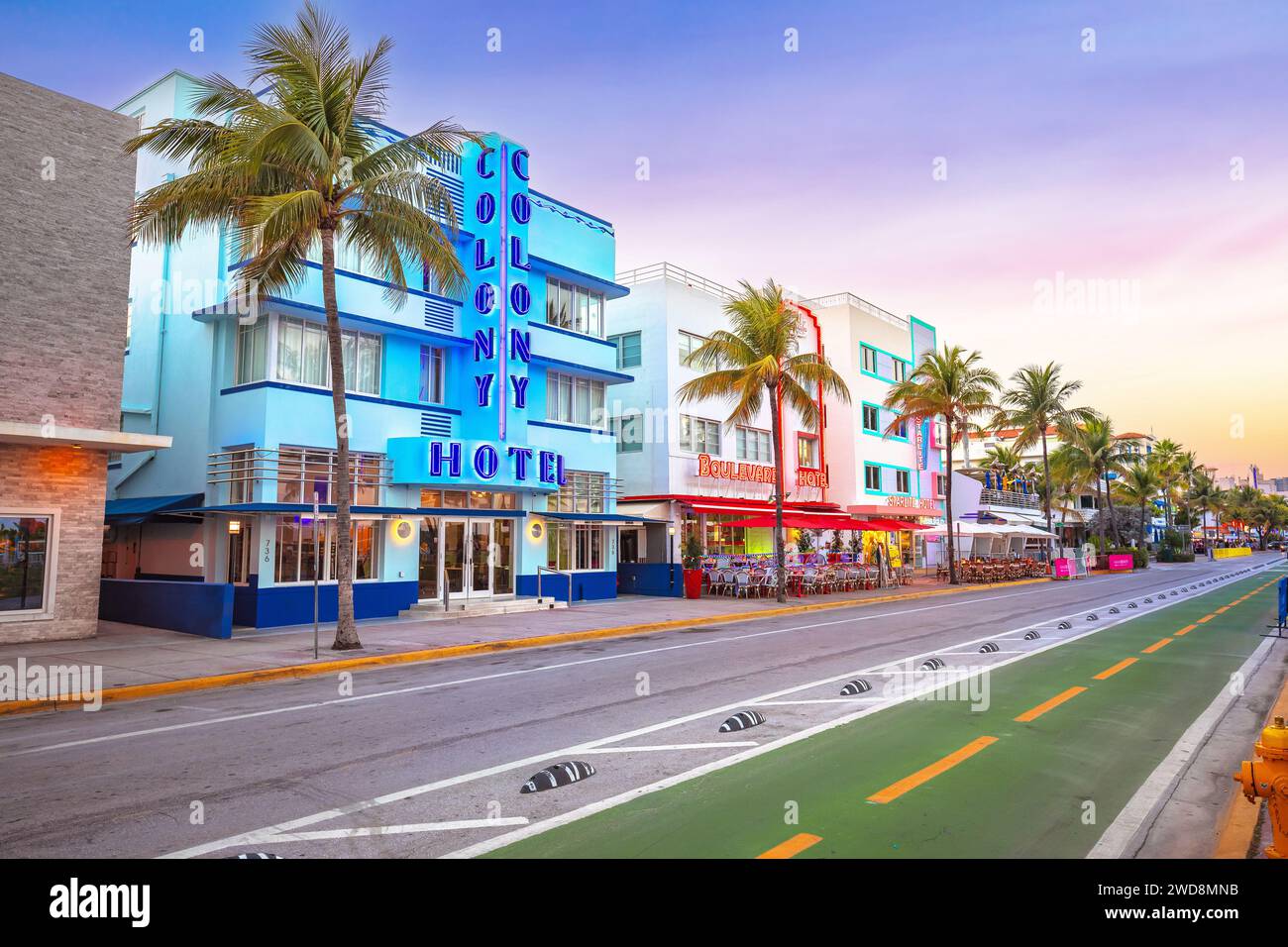 Miami Beach, Florida, USA, März 30 2022: Bunte Straße von Miami Beach Ocean Drive Architekturansicht, Florida Staat USA. Der Ocean Drive ist der berühmteste Stockfoto