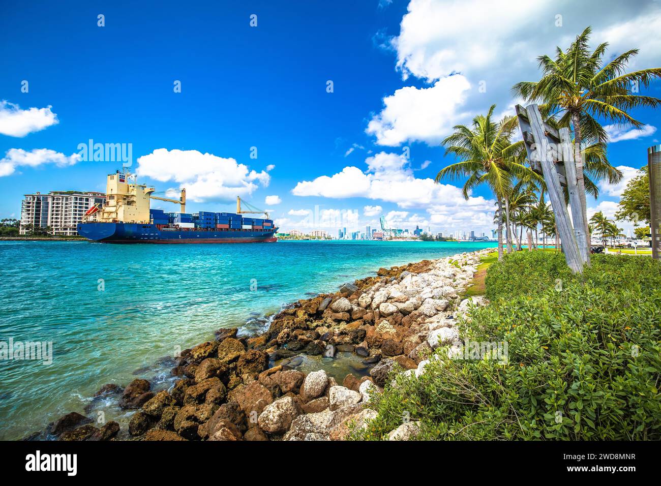Containerfrachtschiff, das den Hafen von Miami über den Government Cut Channel, Florida State, USA, erreicht Stockfoto