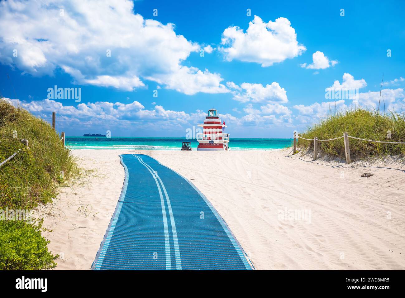 Miami Beach farbenfroher Sandstrand und Blick auf die Rettungsschwimmer nach dem Steg, Florida State, Vereinigte Staaten von Amerika Stockfoto