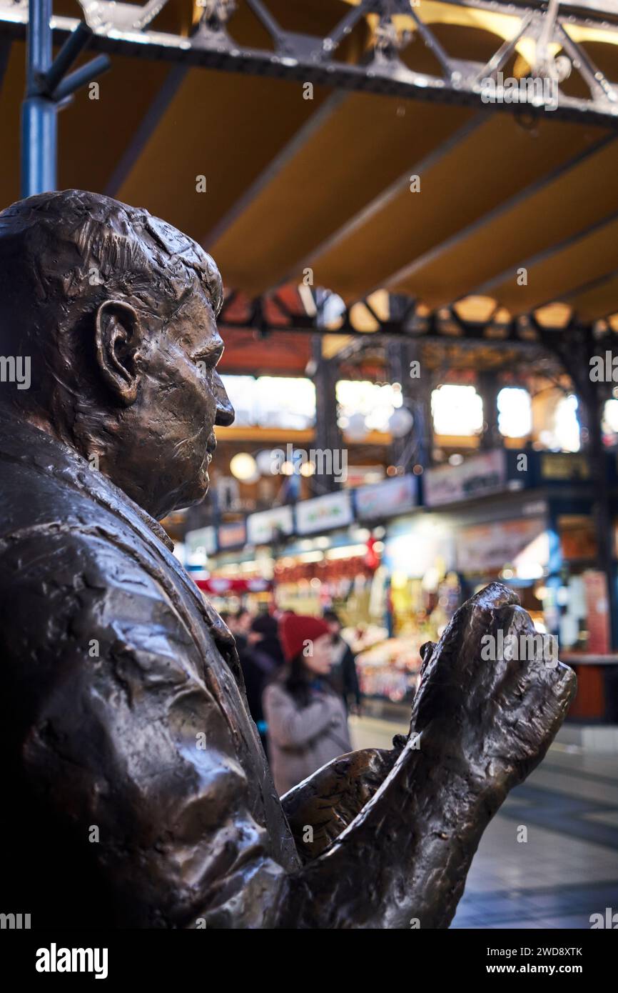 Bronzeskulptur auf Budapests zentralem Markt: Ein Symbol für kulinarische Köstlichkeiten auf einer kulinarischen Tour, bei der Kultur und Aromen in einem lebhaften Markt verschmelzen Stockfoto