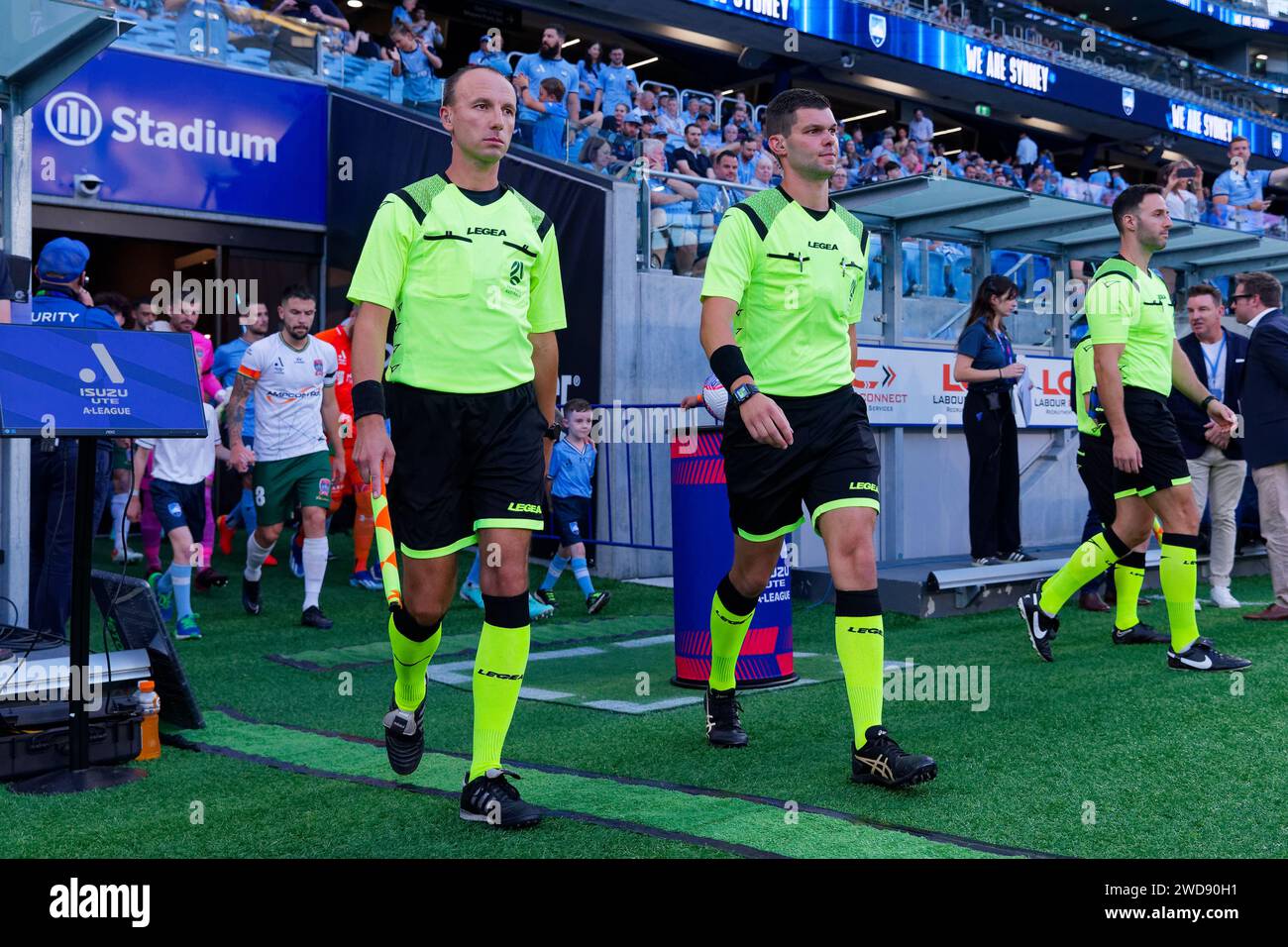 Sydney, Australien. Januar 2024. Die Schiedsrichter gehen am 19. Januar 2024 in Sydney auf das Feld vor dem A-League Men Rd13 Spiel zwischen Sydney FC und Newcastle Jets im Allianz Stadium. Credit: IOIO IMAGES/Alamy Live News Stockfoto