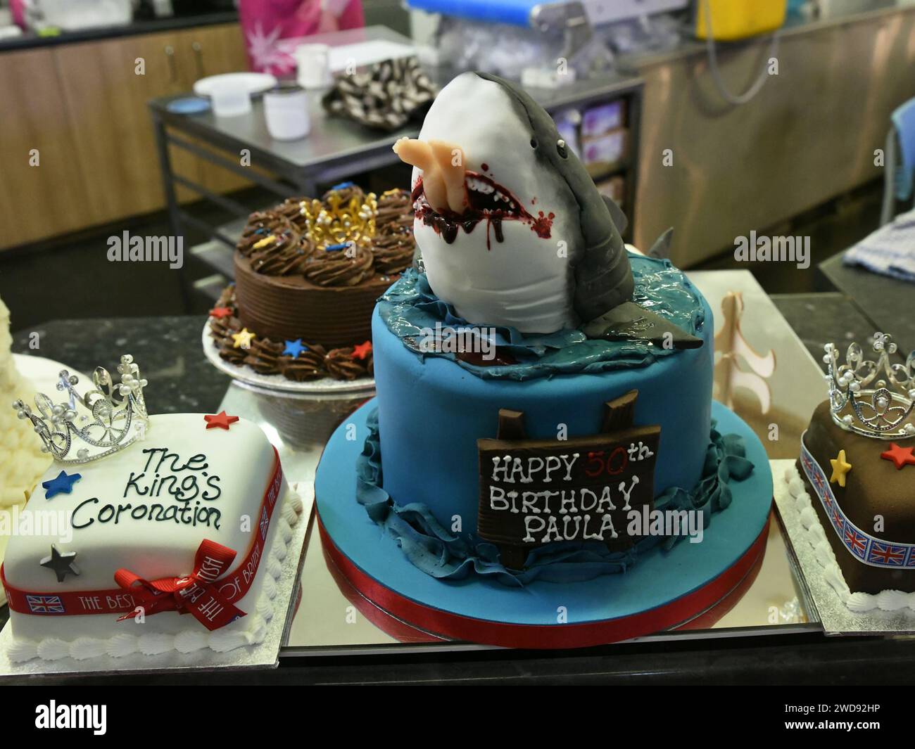 Geburtstagskuchen - basierend auf dem Thema „Jaws“ - in einem Geschäft in Oxford Covered Market (Oxford, England) Stockfoto