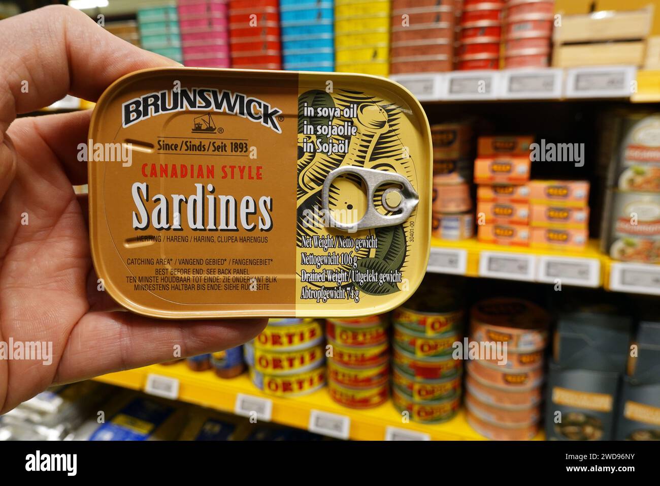 Leicht zu öffnende Sardinendose in einem Supermarkt Stockfoto