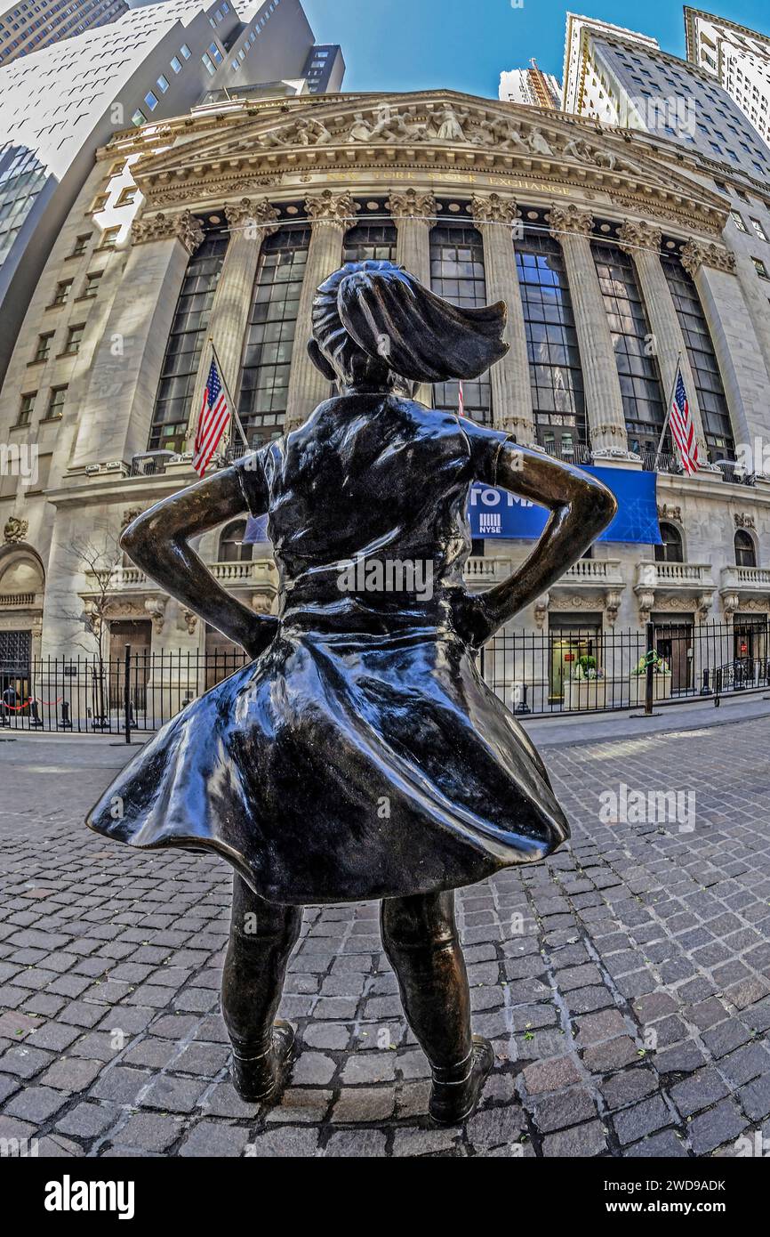 NEW YORK, USA - 9. MÄRZ 2020: Fassade der New Yorker Börse an der Wall Street, Manhattan mit Fearless Girl vor der Fassade, eine Bronzeskulptur. Stockfoto