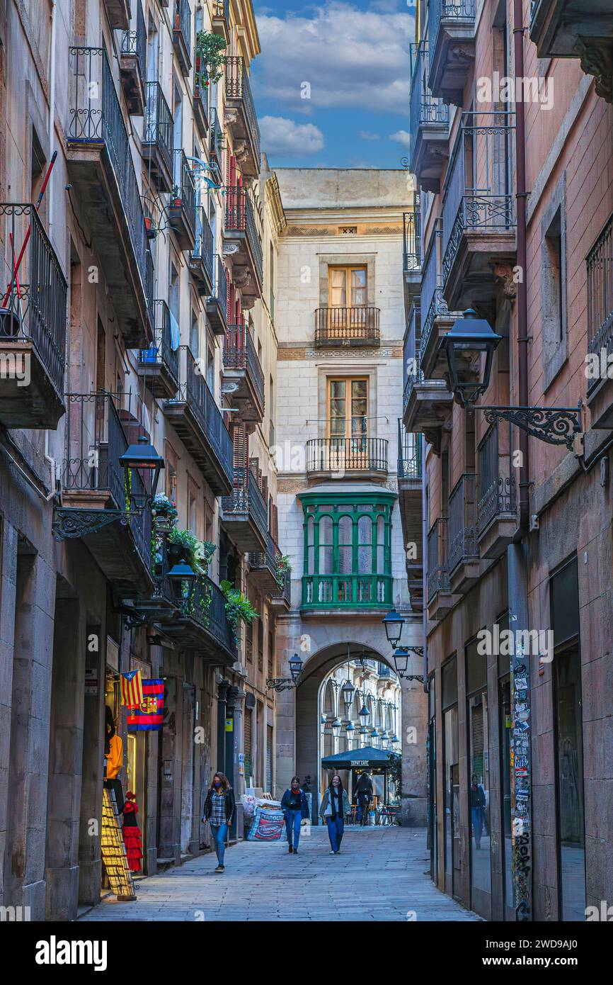 BARCELONA, SPANIEN - 1. MÄRZ 2022: Das gotische Viertel (Katalanisch Barri Gòtic oder El Gòtic, Spanisch Barrio Gótico) ist das historische Zentrum der Altstadt Stockfoto