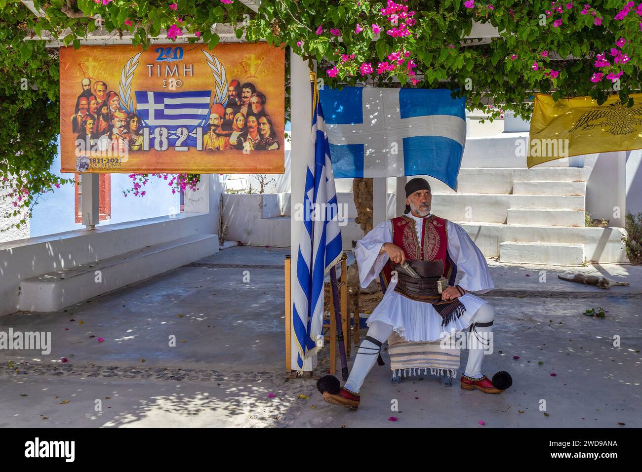 OIA, SANTORINI, GRIECHENLAND-21.JUNI 2021: Griechenland 1821-2021 feiert das 200-jährige Jubiläum der griechischen Revolution. Mann in traditioneller Volkstracht gekleidet. Stockfoto