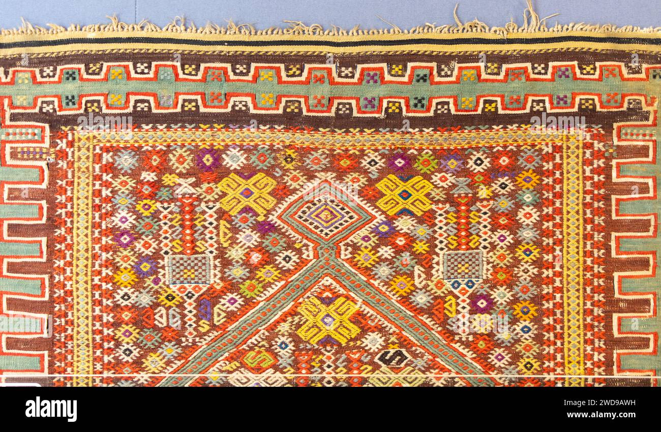 Beispiele für alte historische osmanische, türkische, nahöstliche und iranische Teppiche und Teppiche Stockfoto