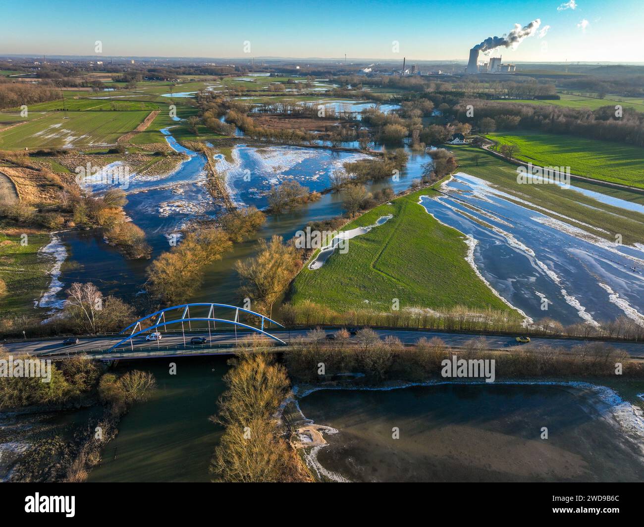 Selm, Nordrhein-Westfalen, Deutschland - Hochwasser an der Lippe, Fluss im Ruhrgebiet, die Felder, die landwirtschaftlichen Flächen der Bauern neben dem Wasser Stockfoto