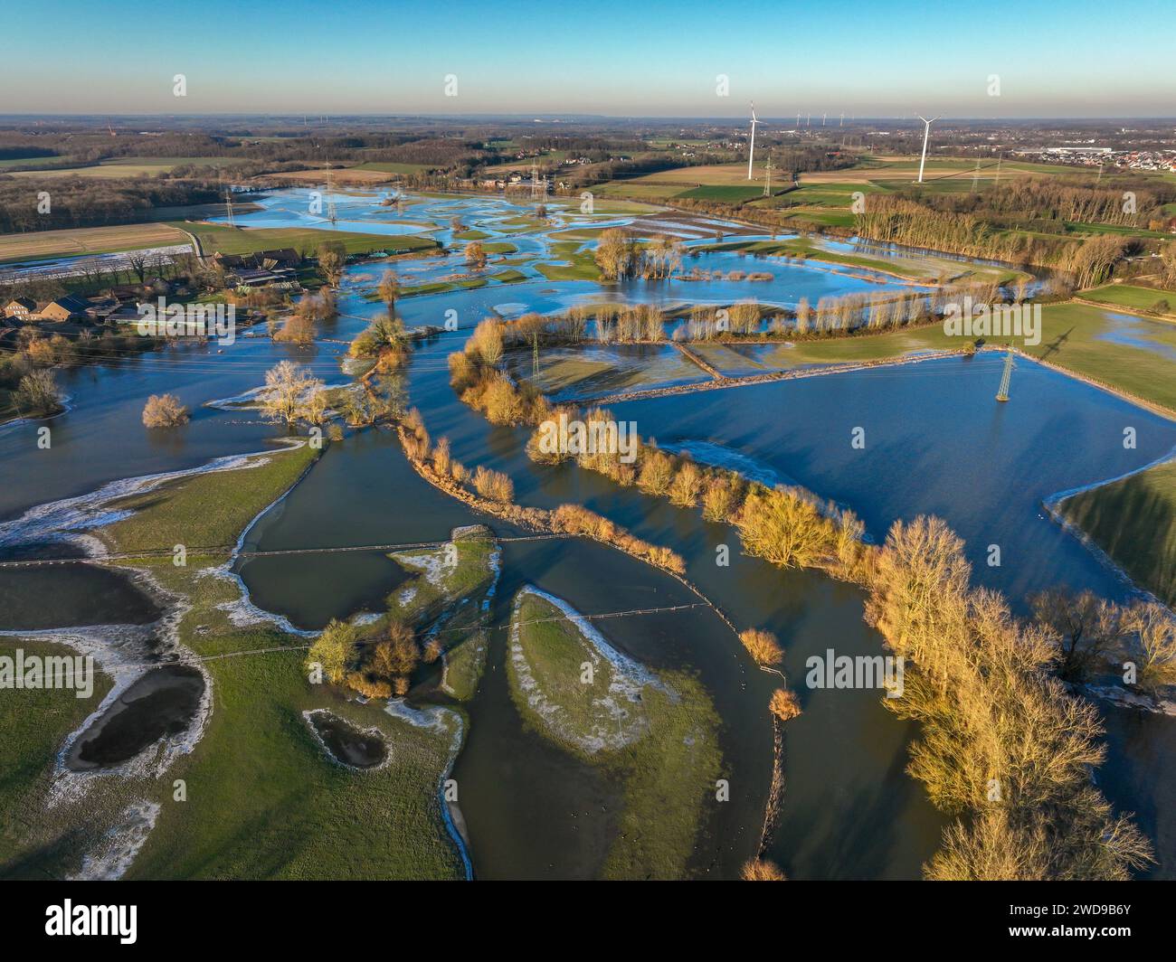 Selm, Nordrhein-Westfalen, Deutschland - Hochwasser an der Lippe, Fluss im Ruhrgebiet, die Felder, die landwirtschaftlichen Flächen der Bauern neben dem Wasser Stockfoto