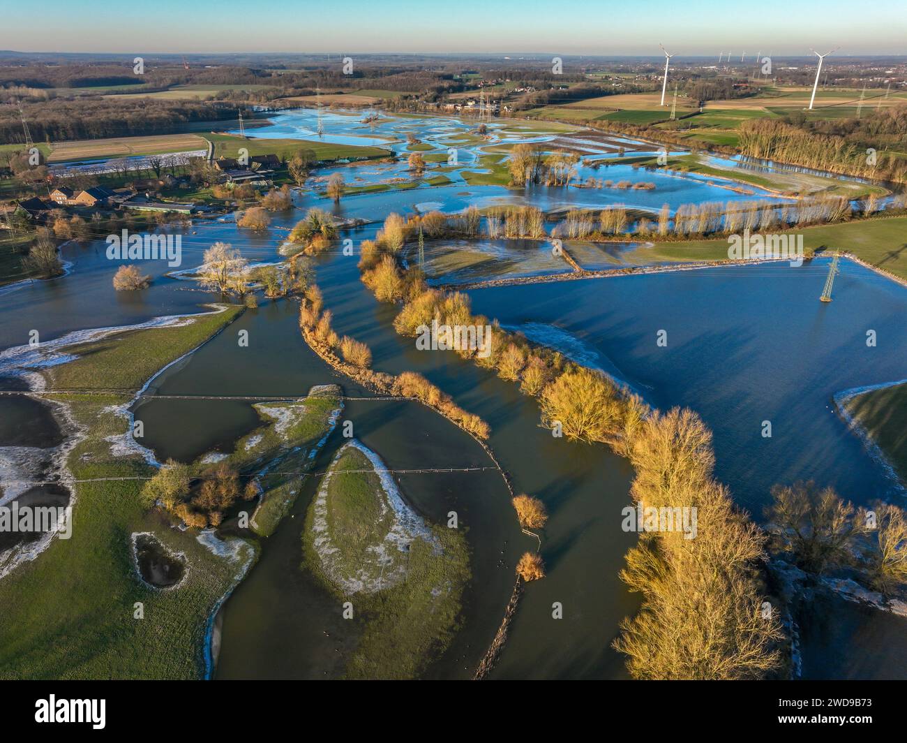 Selm, Nordrhein-Westfalen, Deutschland - Hochwasser an der Lippe, Fluss im Ruhrgebiet, die Felder, die landwirtschaftlichen Flächen der Bauern neben dem Wasser Stockfoto