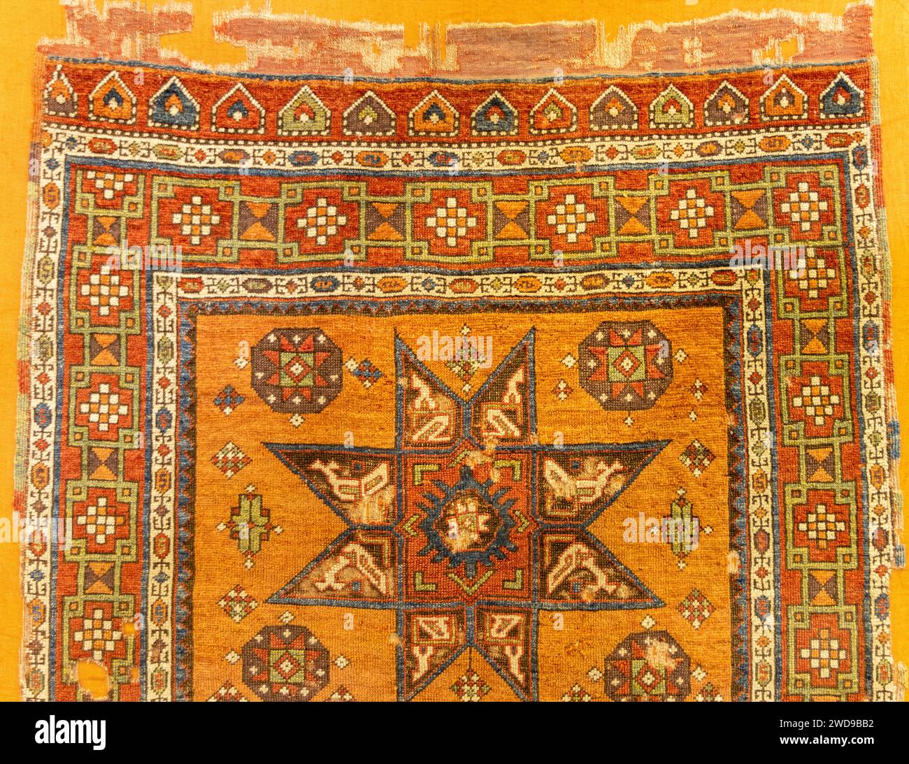 Beispiele für alte historische osmanische, türkische, nahöstliche und iranische Teppiche und Teppiche Stockfoto
