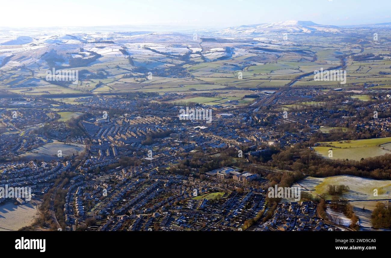 Aus der Vogelperspektive von Skipton in North Yorkshire aus dem Osten mit Blick nach Westen auf die schneebedeckten Pennine Hills Stockfoto