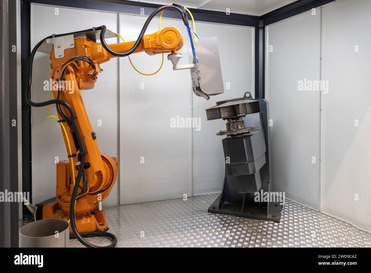 Der Automatisierungsarm des Industrieroboters, der Metallschweißen durchführt. Robotermaschinenarm ab Werk. Moderne Industrietechnologie. Unbemannte Fabrikproduktion Stockfoto