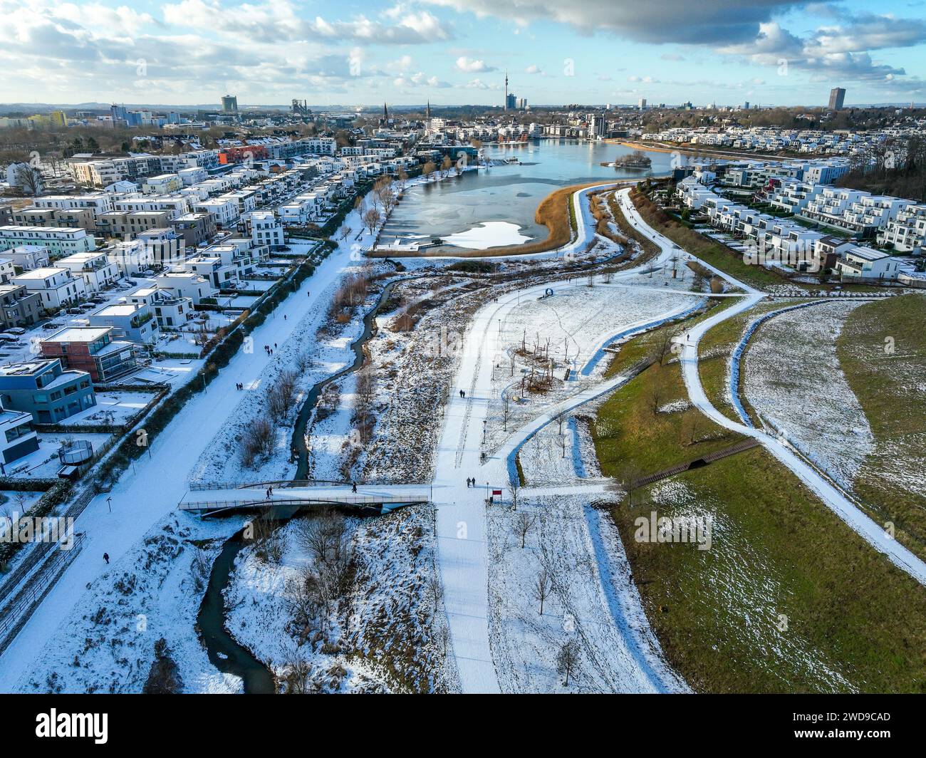 Dortmund, Nordrhein-Westfalen, Deutschland - Phönixsee im Winter mit Schnee, vor dem renaturierten Emscher. Der Fluss wurde verwandelt in Stockfoto