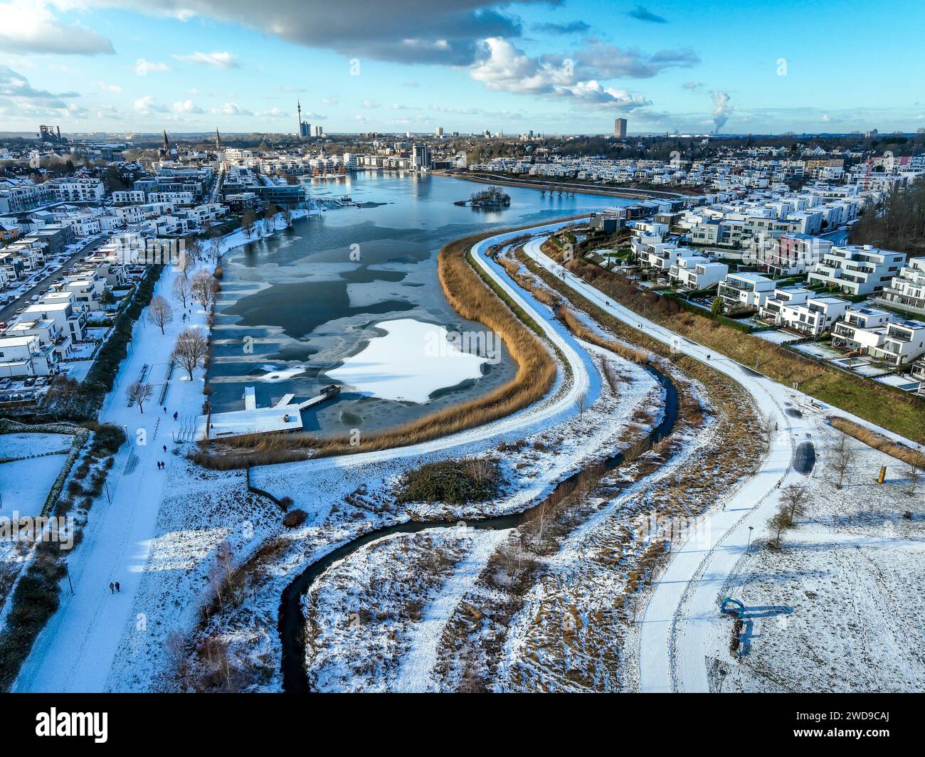 Dortmund, Nordrhein-Westfalen, Deutschland - Phönixsee im Winter mit Schnee, vor dem renaturierten Emscher. Der Fluss wurde verwandelt in Stockfoto