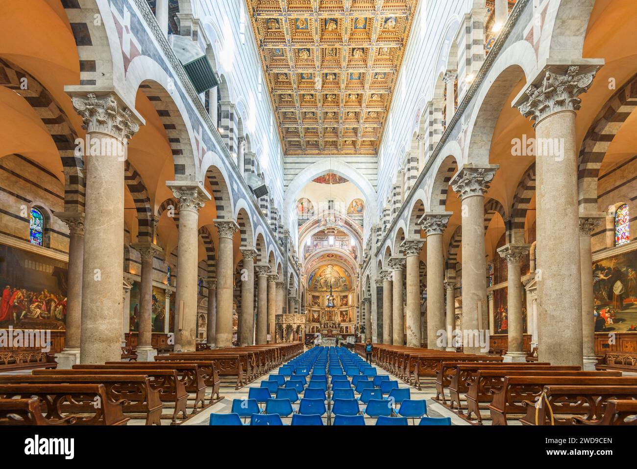 PISA, ITALIEN - 18. DEZEMBER 2021: Im Inneren der Kathedrale von Pisa. Stockfoto