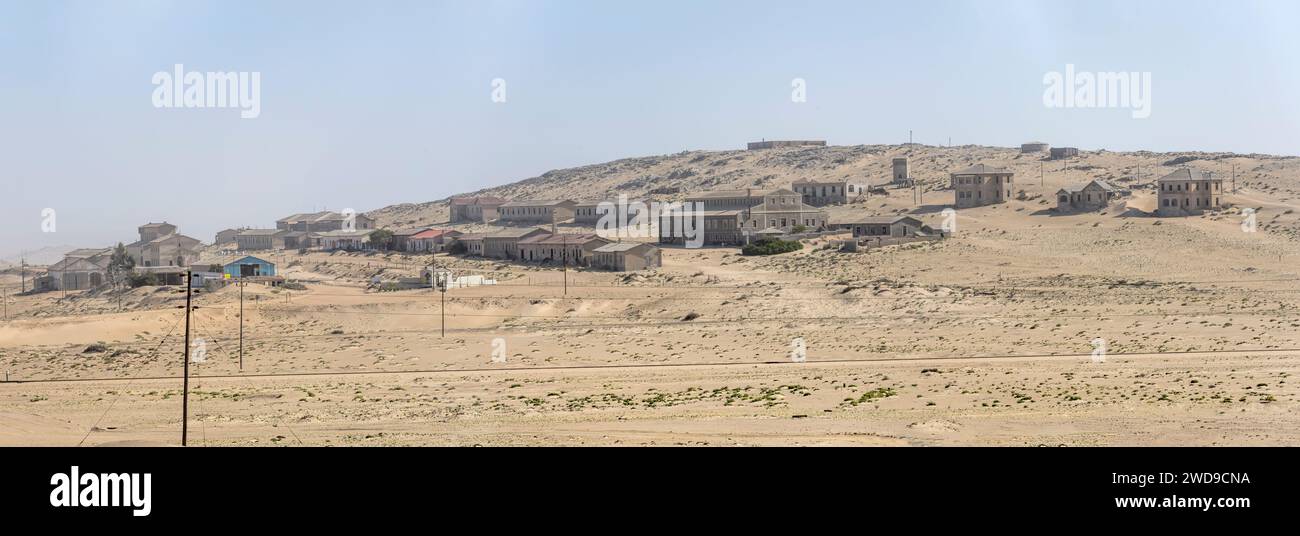 Stadtbild einer Minengeisterstadt in der Wüste, aufgenommen von Norden im hellen Licht des späten Frühlings in Kolmanskop, Namibia, Afrika Stockfoto