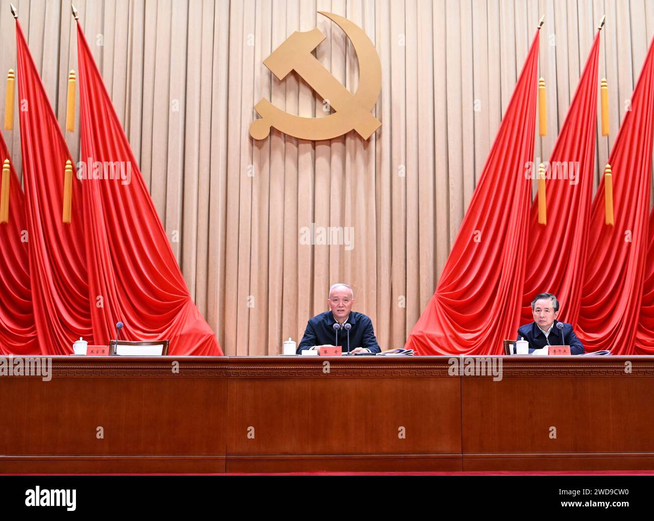 (240119) -- PEKING, 19. Januar 2024 (Xinhua) -- Cai Qi, Mitglied des Ständigen Ausschusses des Politischen Büros des Zentralkomitees der Kommunistischen Partei Chinas (KPC) und Mitglied des Sekretariats des Zentralkomitees der KPC, spricht bei der Abschlusszeremonie einer Studiensitzung über die Förderung einer qualitativ hochwertigen finanziellen Entwicklung, an der führende Beamte auf Provinzebene und Ministerebene teilnahmen, in der Parteischule des Zentralkomitees der KPC (nationale Akademie für Governance) am 19. Januar 2024. (Xinhua/Shen Hong) Credit: Xinhua/Alamy Live News Stockfoto (240119) -- PEKING, 19. Januar 2024 (Xinhua) -- Cai Qi, Mitglied des Ständigen Ausschusses des Politischen Büros des Zentralkomitees der Kommunistischen Partei Chinas (KPC) und Mitglied des Sekretariats des Zentralkomitees der KPC, spricht bei der Abschlusszeremonie einer Studiensitzung über die Förderung einer qualitativ hochwertigen finanziellen Entwicklung, an der führende Beamte auf Provinzebene und Ministerebene teilnahmen, in der Parteischule des Zentralkomitees der KPC (nationale Akademie für Governance) am 19. Januar 2024. (Xinhua/Shen Hong) Credit: Xinhua/Alamy Live News Stockfoto