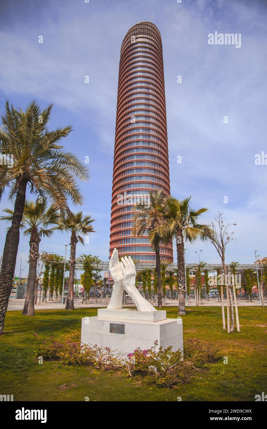 Applaudierende Handskulptur vor dem Sevilla Tower, Andalusien Stockfoto