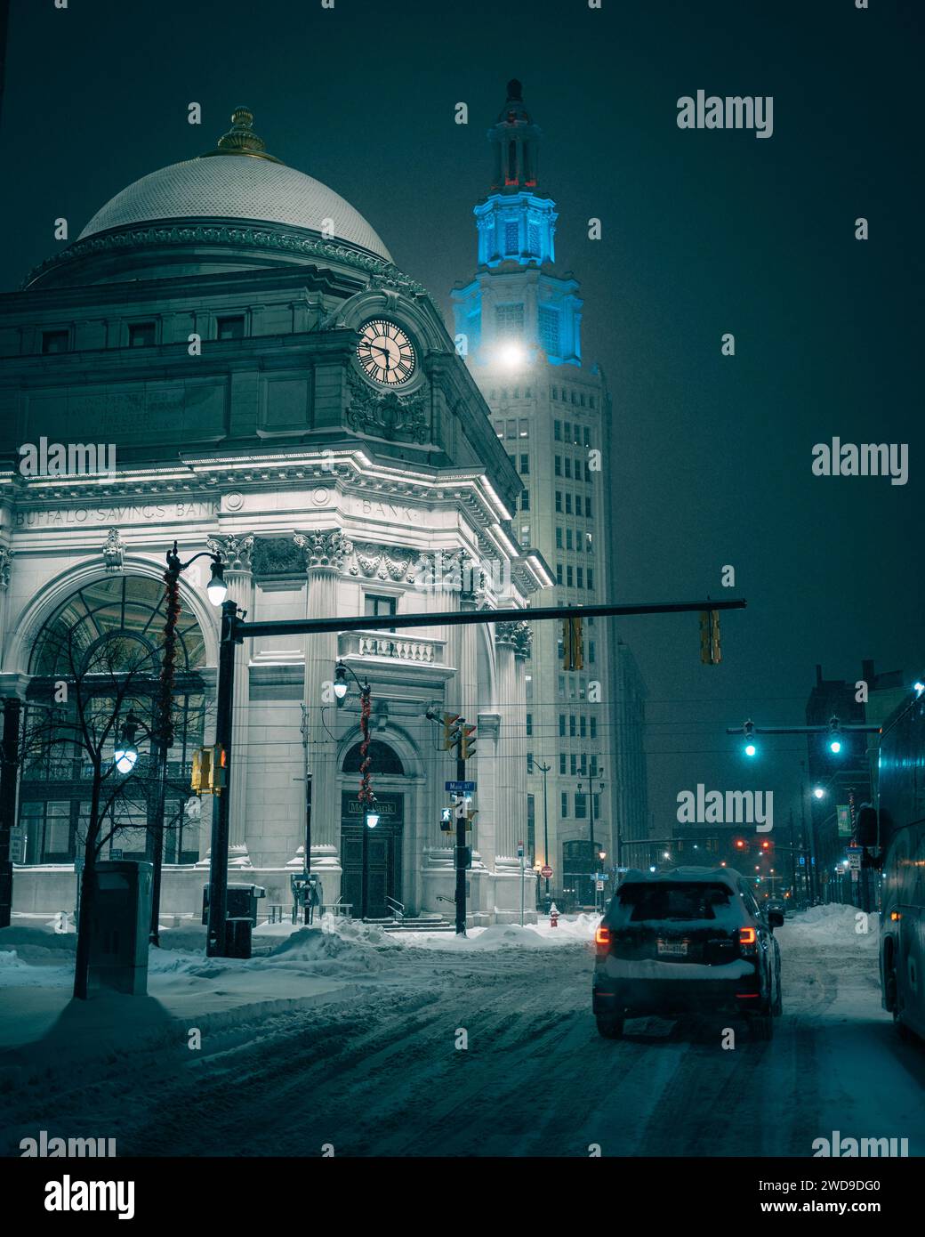 Buffalo Savings Bank und der Electric Tower in einer verschneiten Nacht, Buffalo, New York Stockfoto