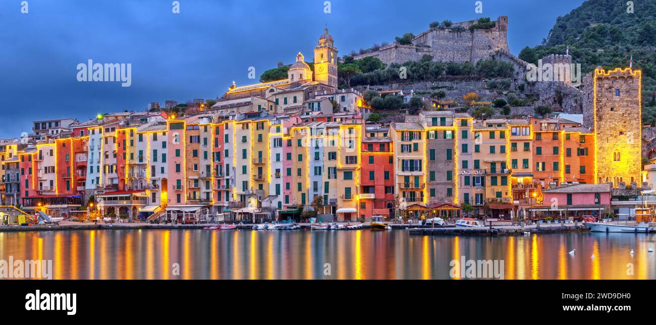 Porto Venere, La Spezia, Italien historische Skyline mit Weihnachtslichtern in der Abenddämmerung. Stockfoto