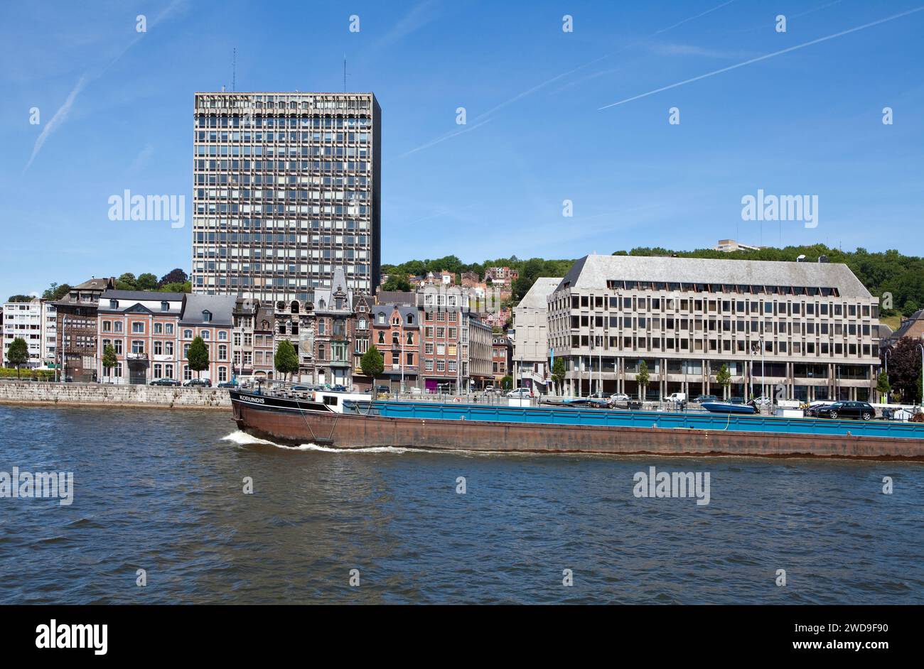 Jugendstilgebäude vor einem Wolkenkratzer an der Maas, Quai de la Goffe, Lüttich, Wallonien, Belgien, Europa Stockfoto