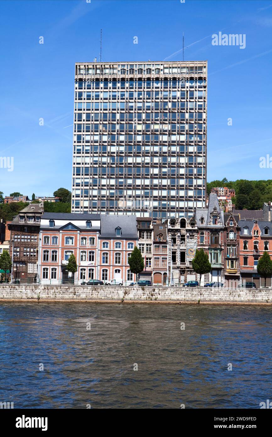 Jugendstilgebäude vor einem Wolkenkratzer an der Maas, Quai de la Goffe, Lüttich, Wallonien, Belgien, Europa Stockfoto