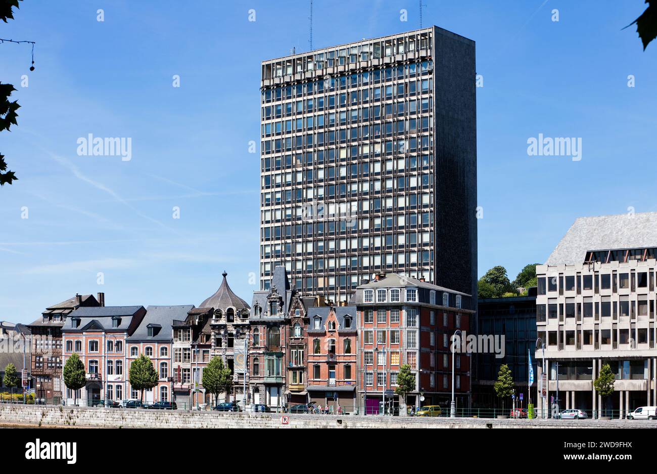 Jugendstilgebäude vor einem Wolkenkratzer an der Maas, Quai de la Goffe, Lüttich, Wallonien, Belgien, Europa Stockfoto