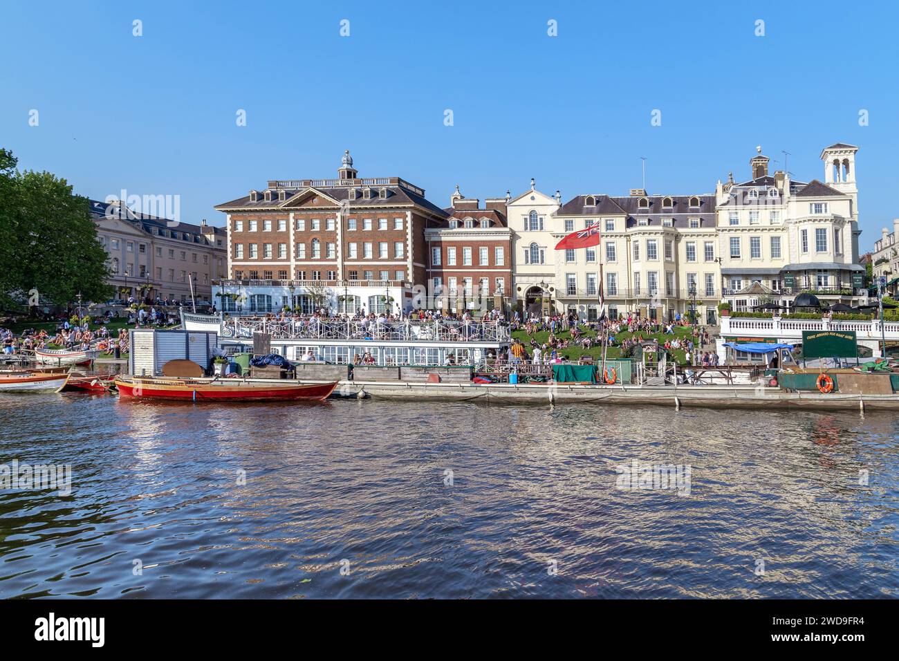 LONDON, GROSSBRITANNIEN - 18. MAI 2014: Dies ist Richmond Pier mit vielen Menschen, die sich an einem Sonntagnachmittag am Ufer der Themse entspannen. Stockfoto