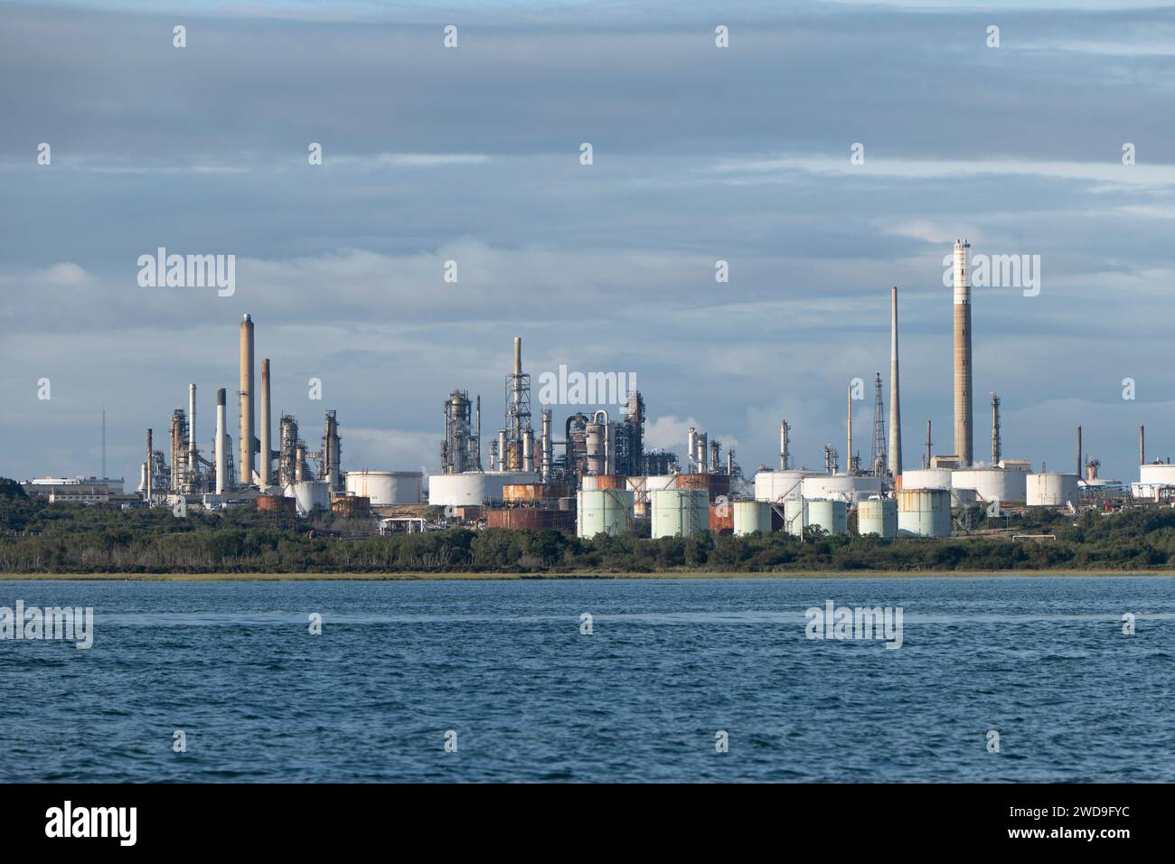 Die riesige Ölraffinerie in Fawley auf Southampton Water, Teil der riesigen ExxonMobil Corporation und die größte Raffinerie im Vereinigten Königreich Stockfoto