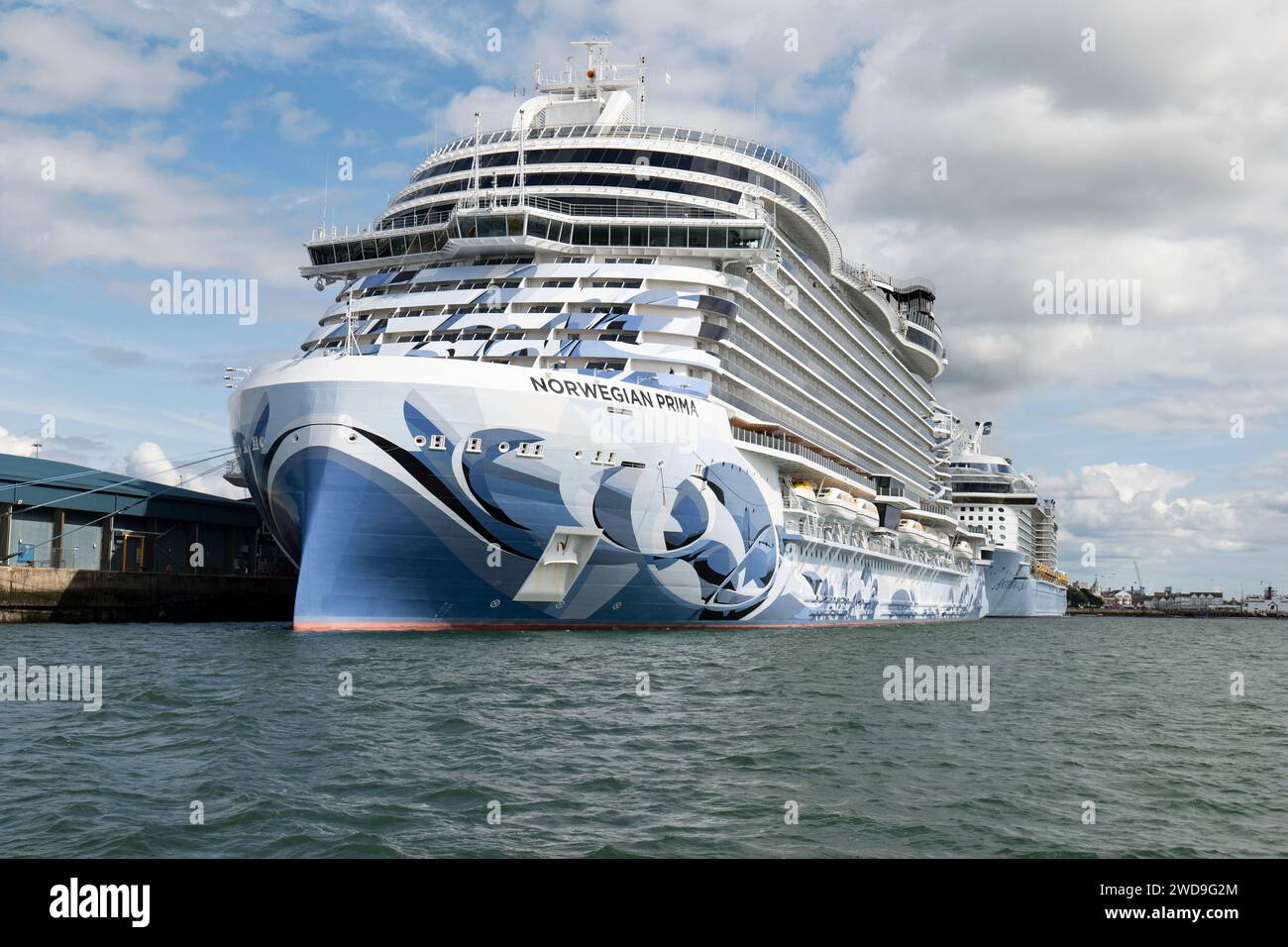 Das luxuriöse Kreuzfahrtschiff Prima der Norwegian Cruise Line legte in Southampton an der Südküste Englands an. Das erste Schiff der Prima-Klasse von Kreuzfahrtschiffen Stockfoto