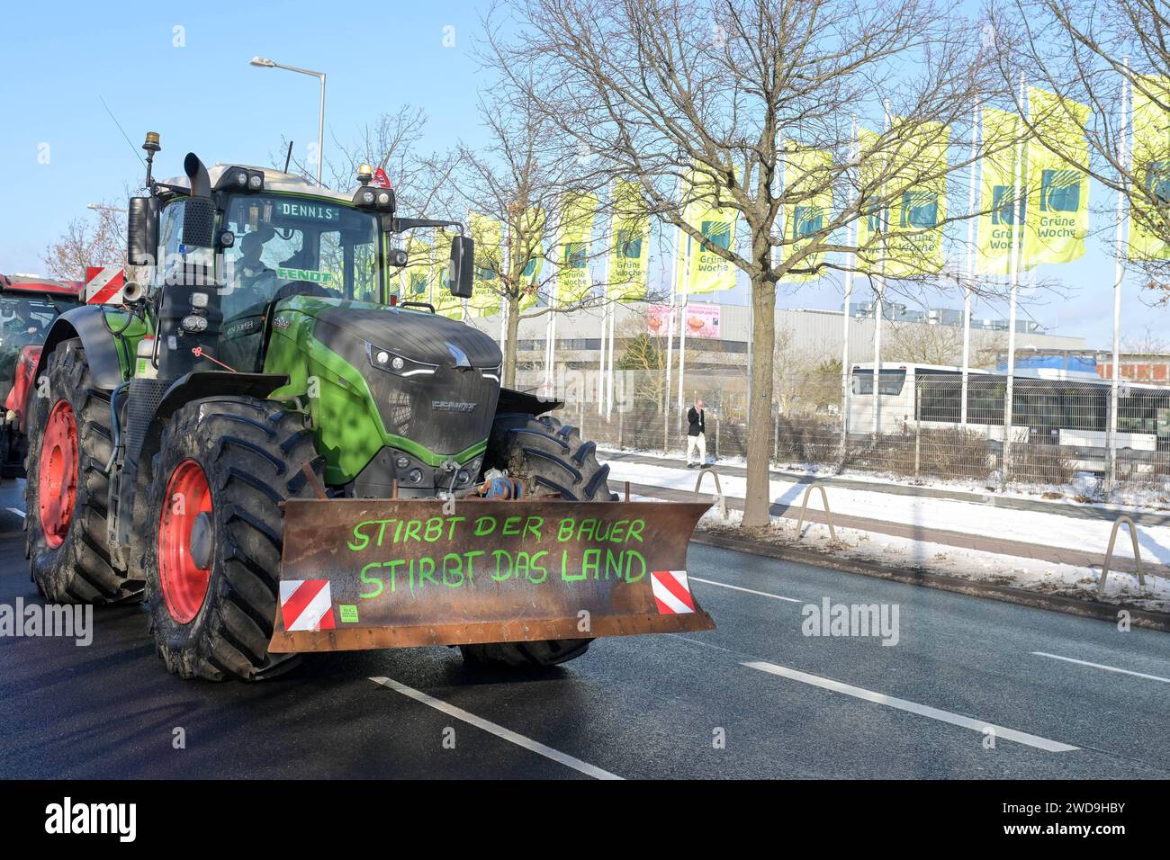 Berlin, Deutschland 19.- 28. Januar 2024: Internationale Grüne Woche Berlin - 2024 im Bild: Proteste der Bauern vor der Messe: Traktor mit Schild: Stirbt der Bauer, stirbt das Land. Im Hintergrund Flaggen des Grünen Woche *** Berlin, Deutschland 19 28. Januar 2024 Internationale Grüne Woche Berlin 2024 im Bild Proteste von Landwirten vor der Messe Traktor mit Schild stirbt der Landwirt, stirbt das Land in den Hintergrundflaggen der Grünen Woche Copyright: XFotostandx/xReuhlx Stockfoto