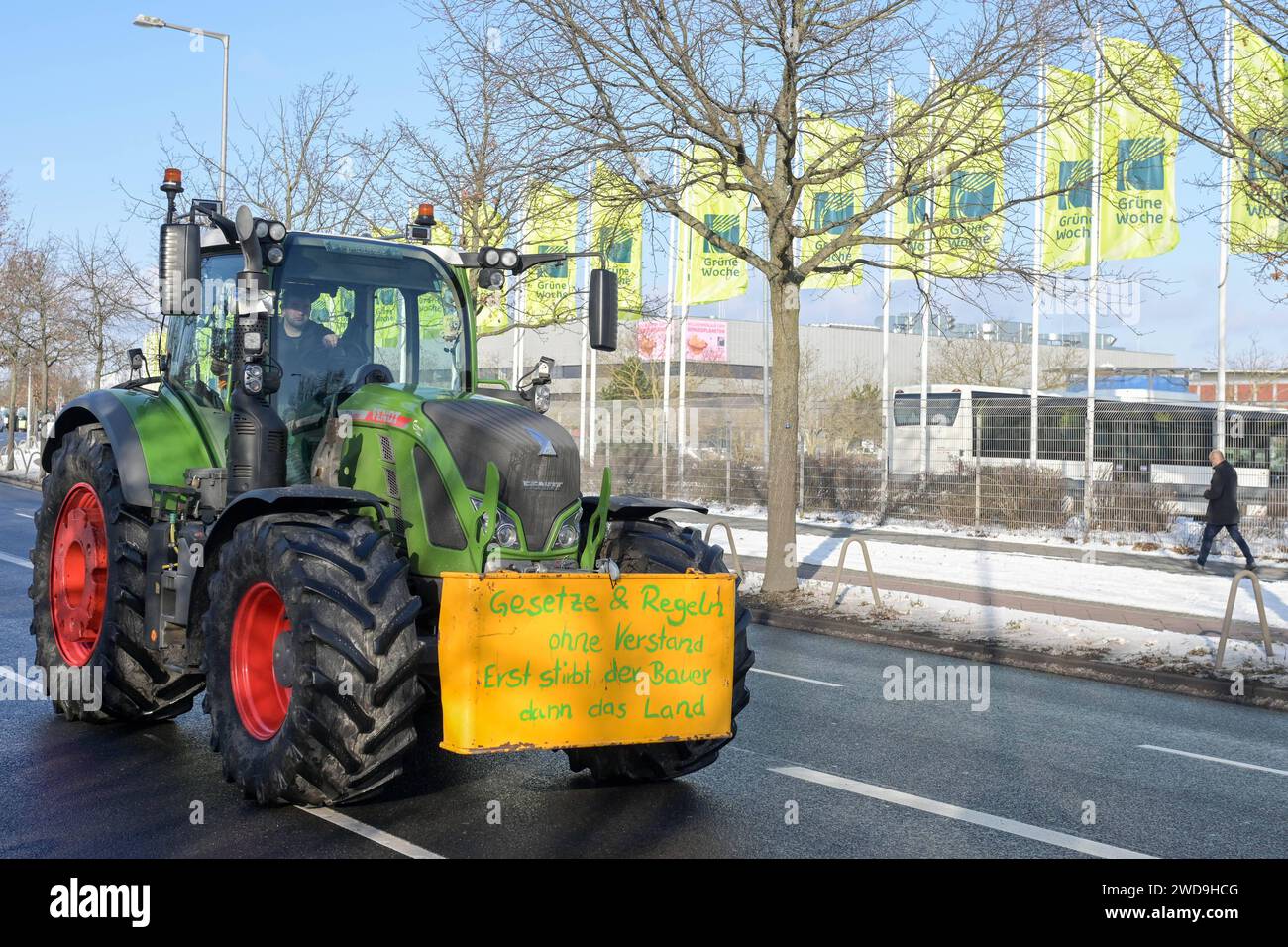 Berlin, Deutschland 19.- 28. Januar 2024: Internationale Grüne Woche Berlin - 2024 im Bild: Proteste der Bauern vor der Messe: Traktor mit Schild: Gesetzte & Regeln ohne Verstand, erste stirbt der Bauer, dann stirbt das Land. Im Hintergrund Flaggen des Grünen Woche *** Berlin, Deutschland 19. 28. Januar 2024 Internationale Grüne Woche Berlin 2024 im Bild Proteste von Landwirten vor dem fairen Traktor mit Zeichen gesetzliche Regeln ohne Grund, zuerst stirbt der Landwirt, dann stirbt das Land in den Hintergrundflaggen der Grünen Woche Copyright: xFotostandx/xReuhlx Stockfoto