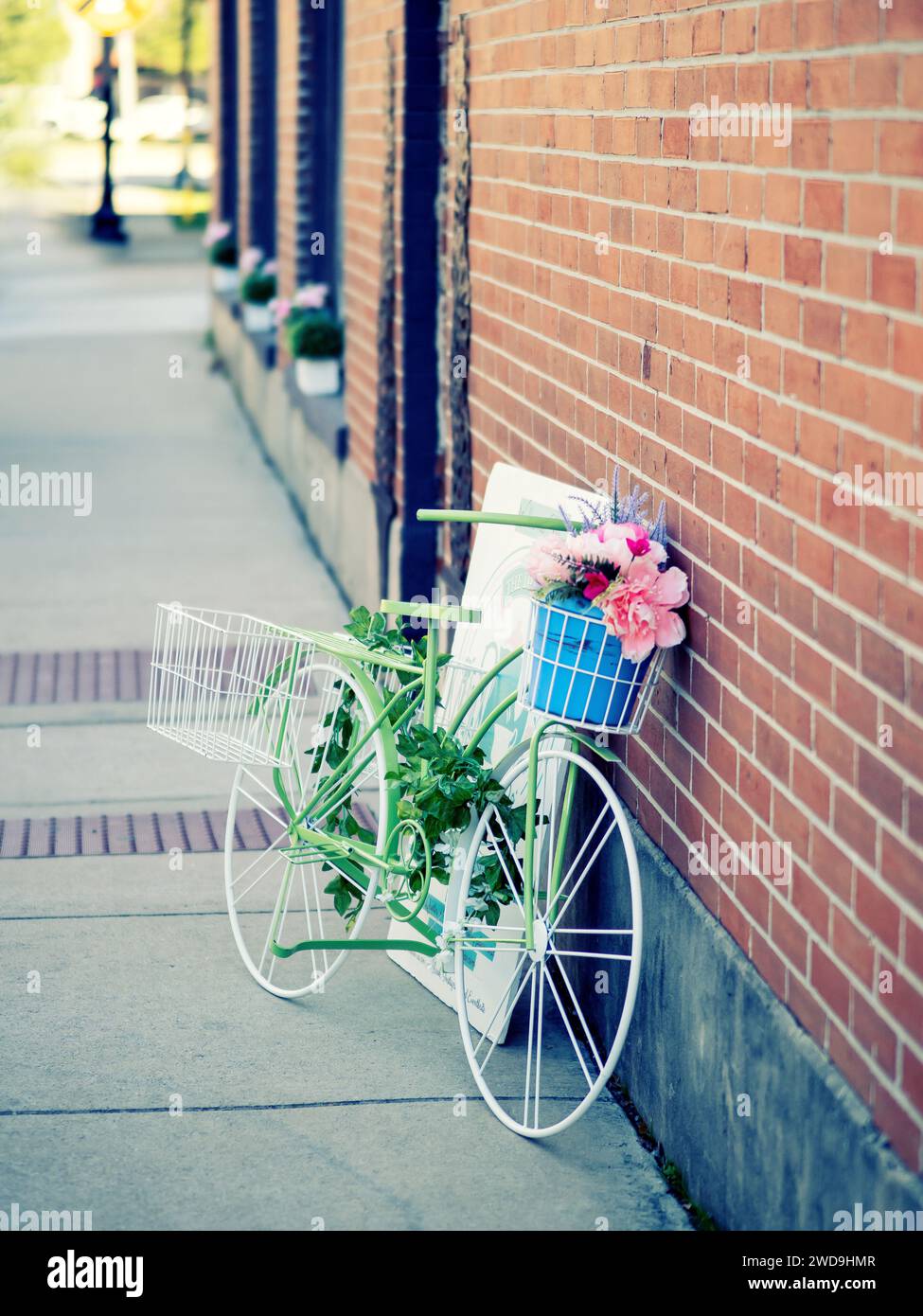 Eine Fahrraddekoration vor einem Restaurant, in der Nähe einer kleinen Stadt in Texas. Reflektieren Sie den friedlichen Moment des Stadtlebens. Stockfoto