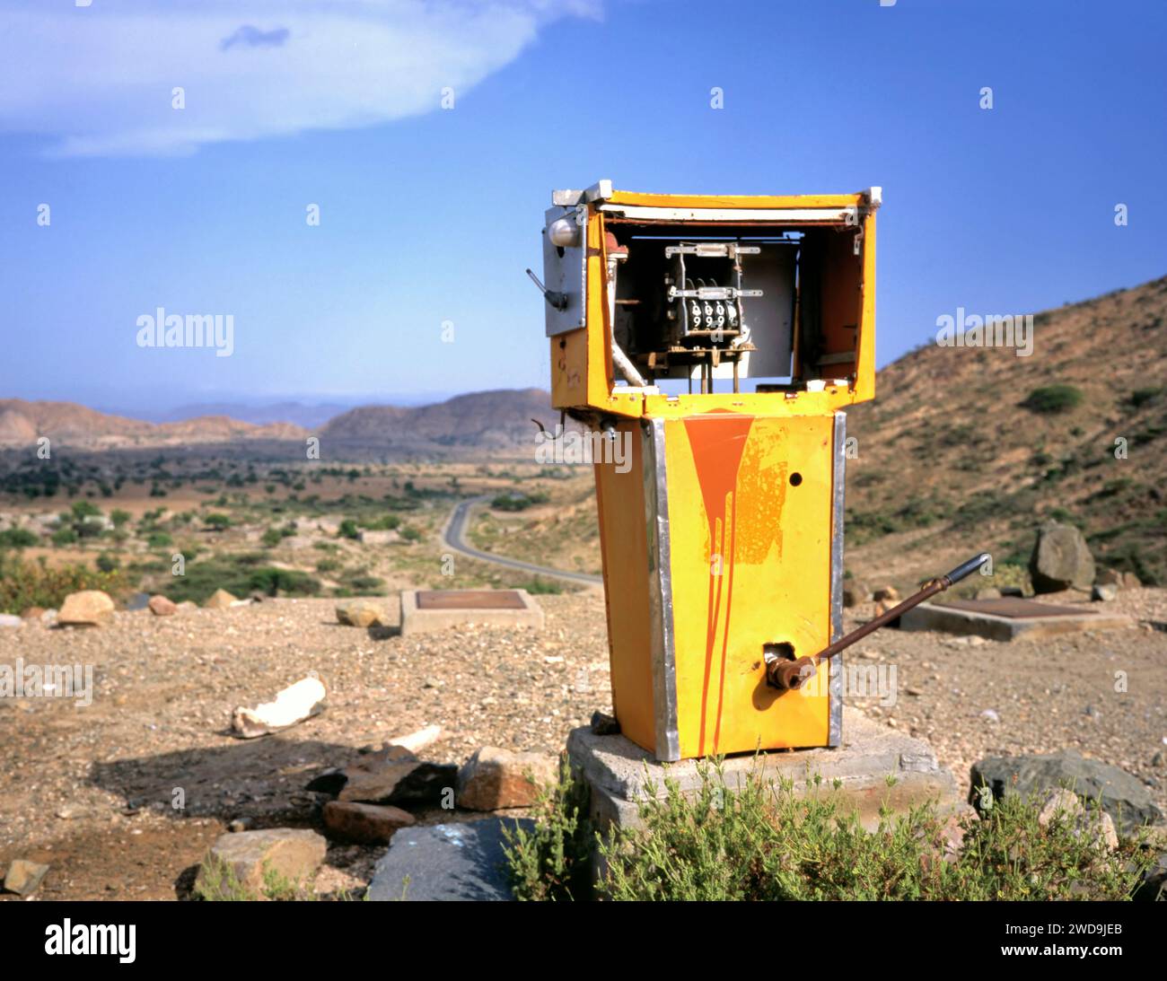 Eine verlassene alte Tankstelle an der Straße vom Jemen nach Saudi-Arabien Stockfoto
