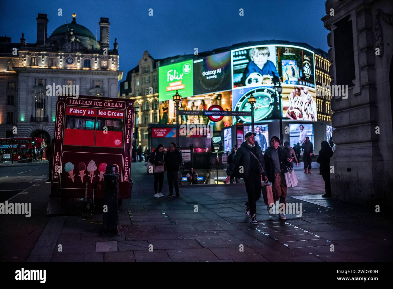 Piccadilly Circus beleuchtet in einer Winternacht im Zentrum von London, England, Großbritannien Stockfoto