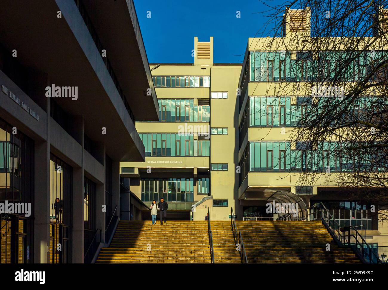 Edward Boyle Library auf der linken Seite, University of Leeds, West Yorkshire England Großbritannien, entworfen von Chamberlin, Powell and Bon im brutalistischen Stil, eröffnet 1975. Stockfoto