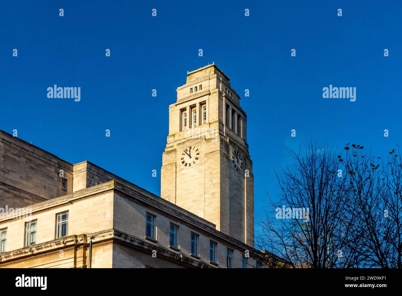Der Uhrenturm am Parkinson Building Leeds University West Yorkshire England wurde 1951 von Thomas Lodge und Thomas Lucas im griechischen Revival-Stil erbaut. Stockfoto