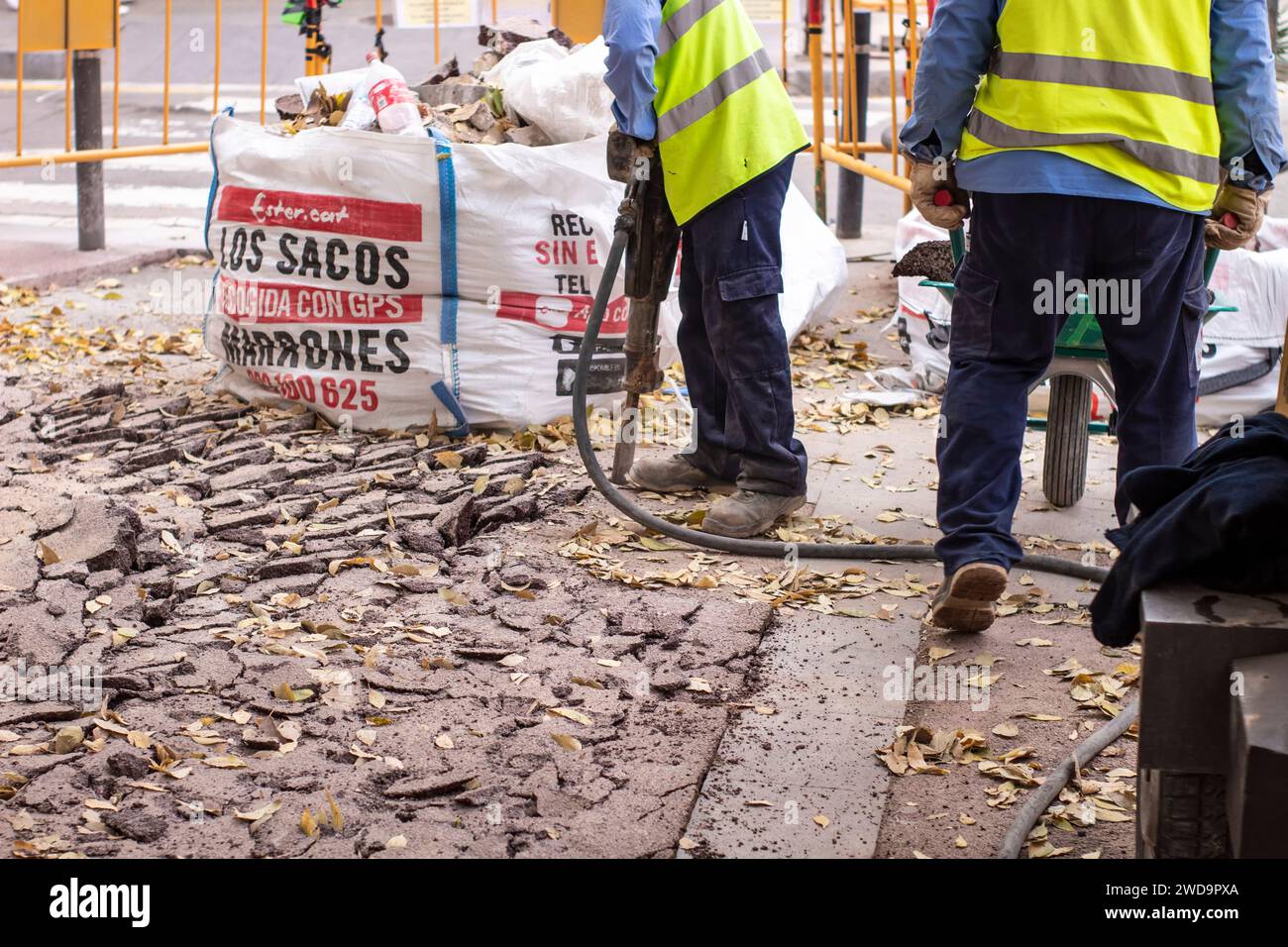 Stadtarbeiter reparieren die Fußgängerzone Stockfoto