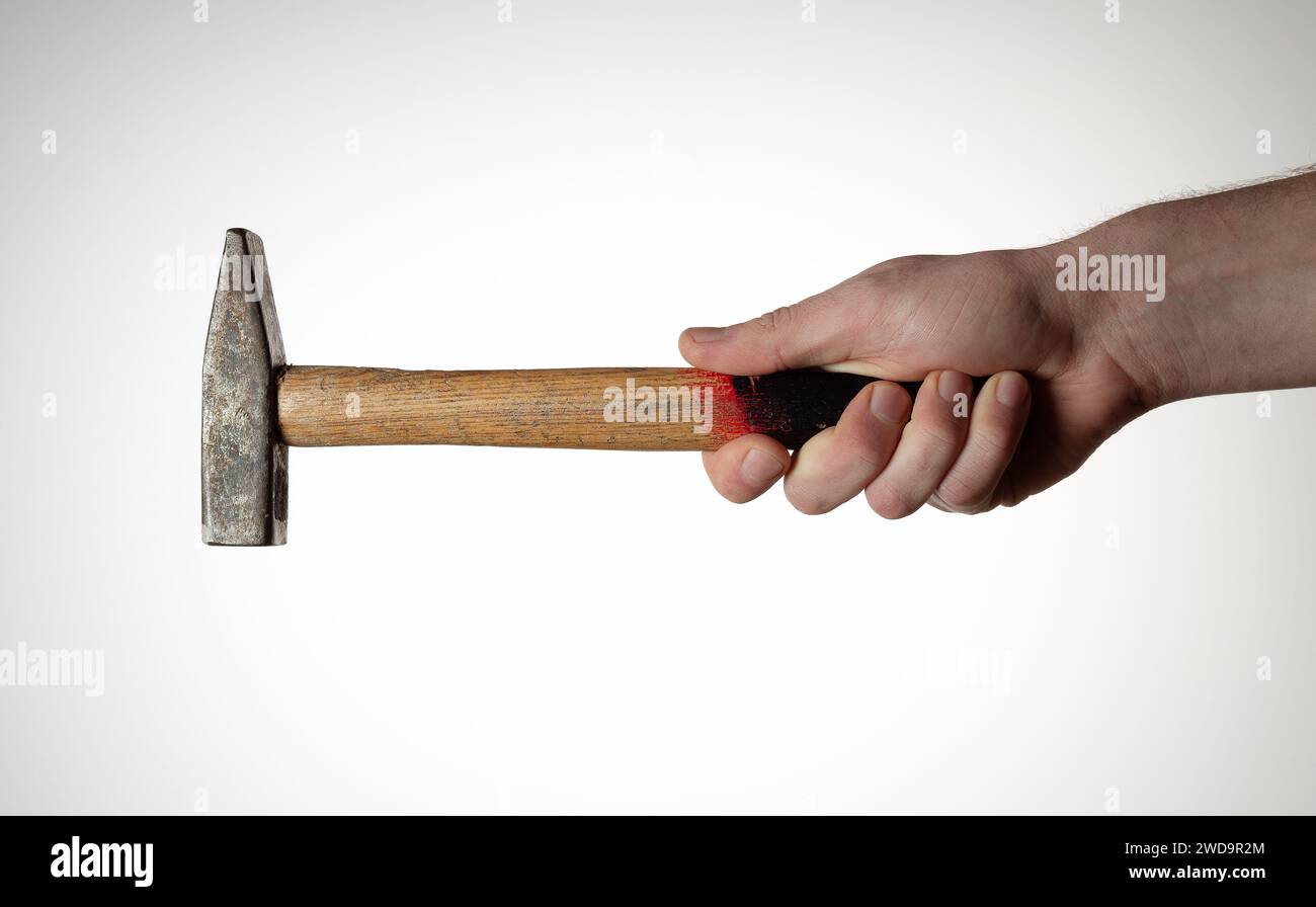Hammer in der Hand des Mannes auf weißem Hintergrund. Stockfoto