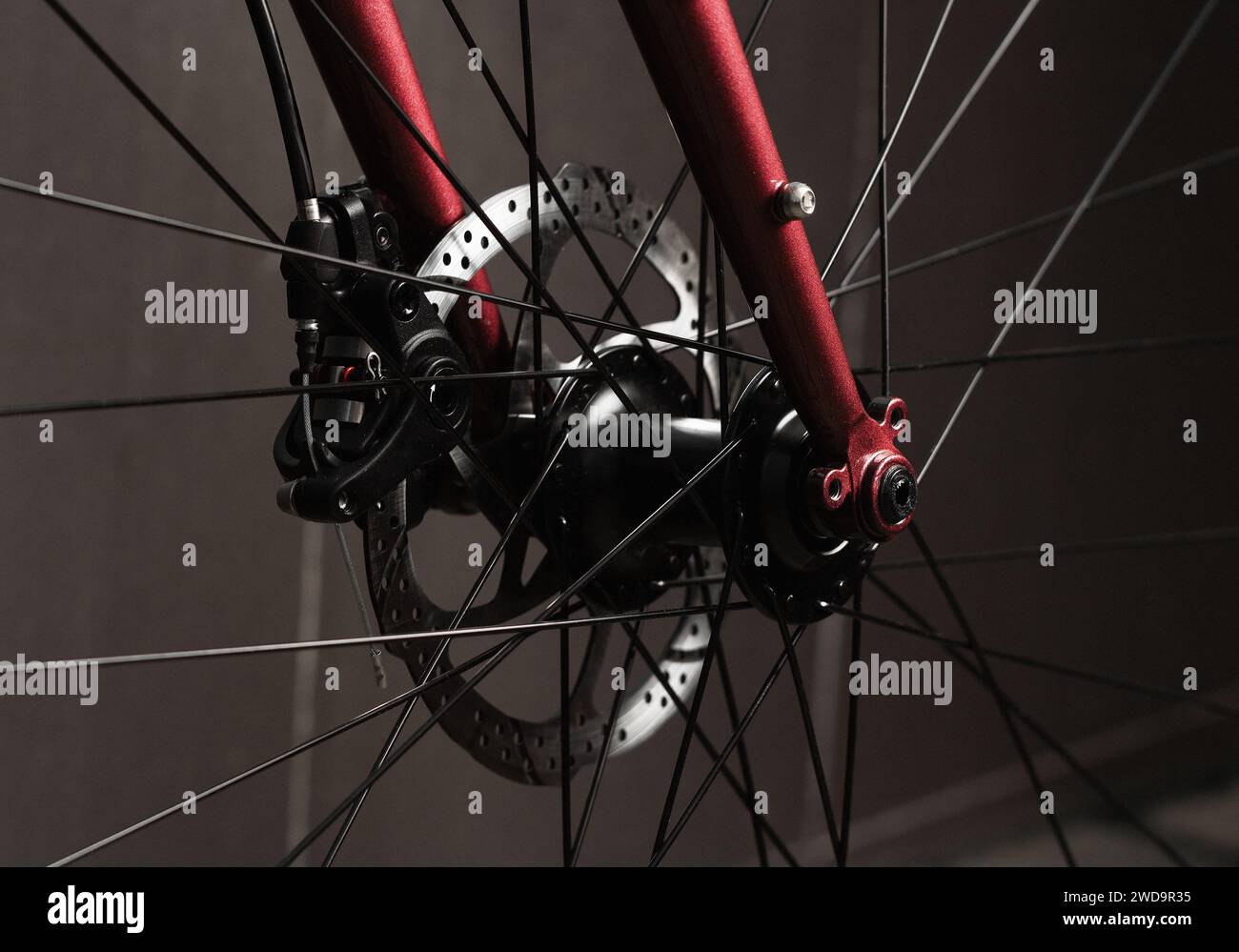 Schließen Sie das Scheibenbrechsystem am roten Rennrad. Stockfoto