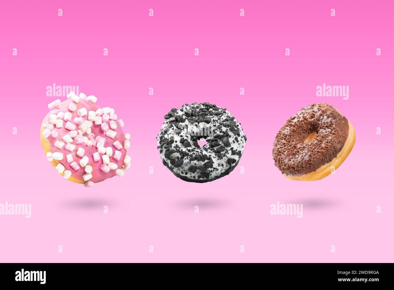 Köstlicher Donut auf farbigem Hintergrund. Mischung aus fliegenden, vielfarbigen Donuts Stockfoto