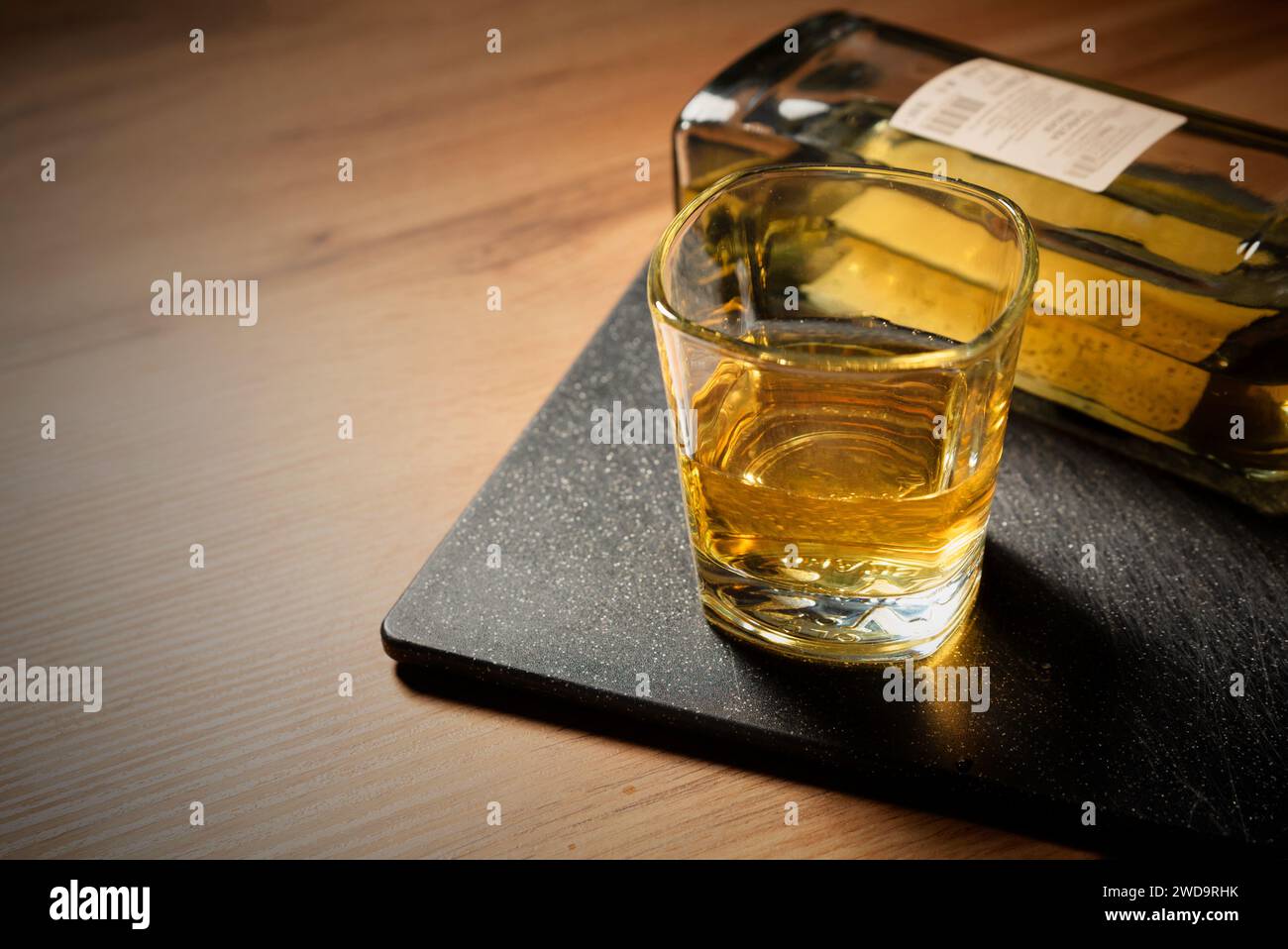 Glas Whiskey auf dem Tisch, Alkoholproblem Stockfoto