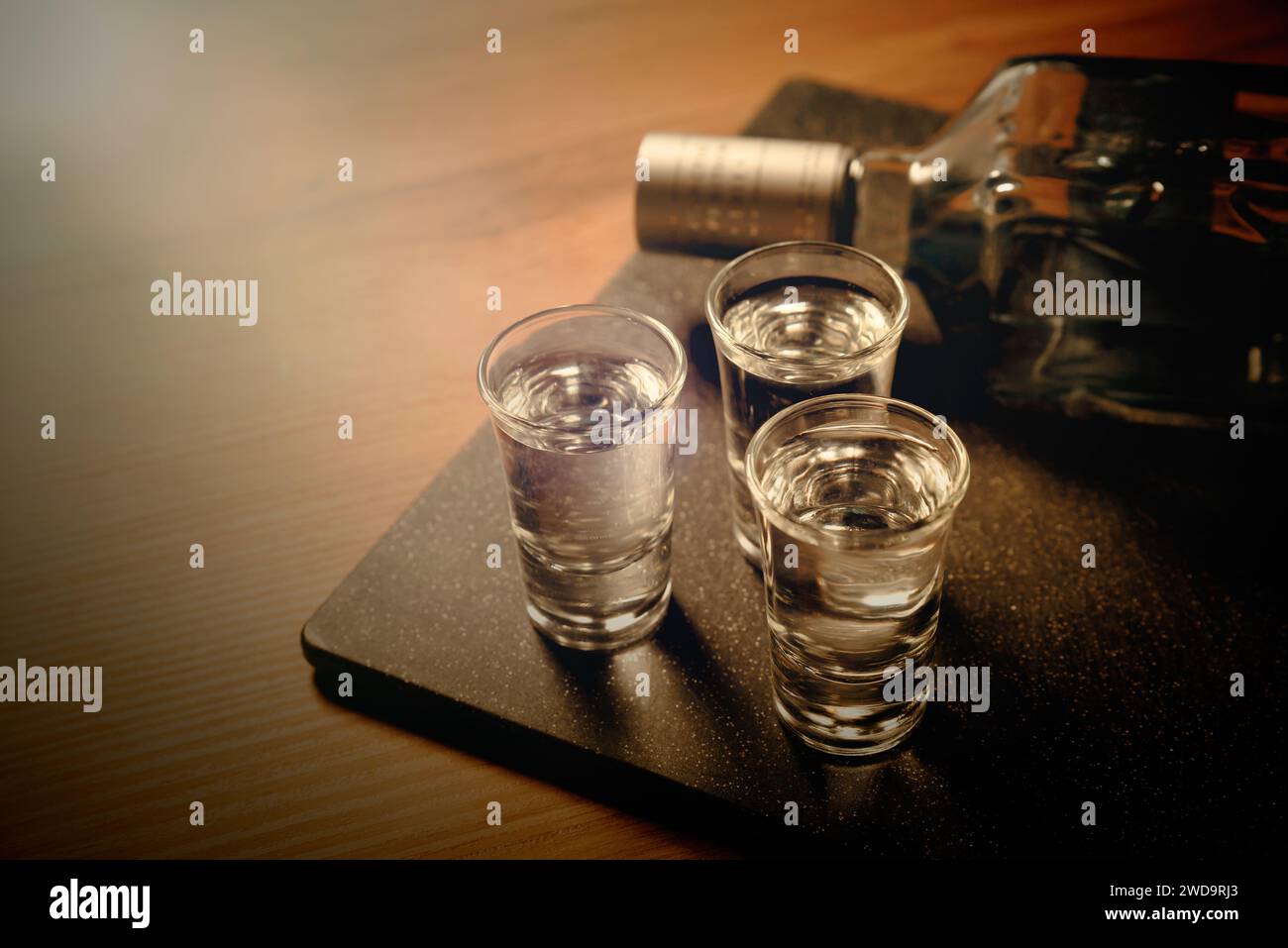 Brille mit Wodka auf dem Tisch. Alkohol-Nahaufnahme Stockfoto