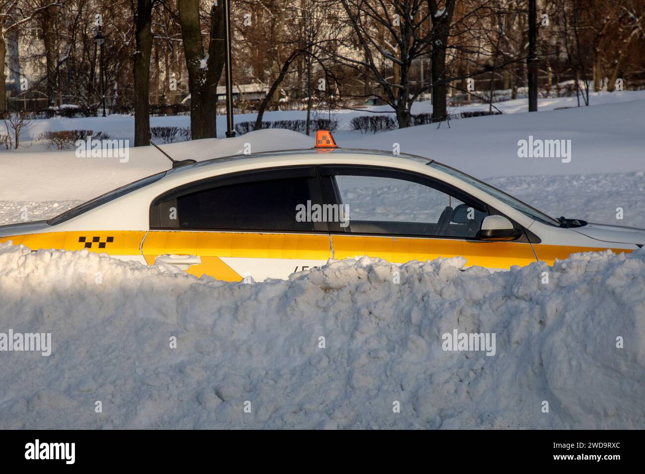 Blick auf ein schneebedecktes Taxi, das auf einer Straße im Zentrum von Moskau, Russland, parkt Stockfoto
