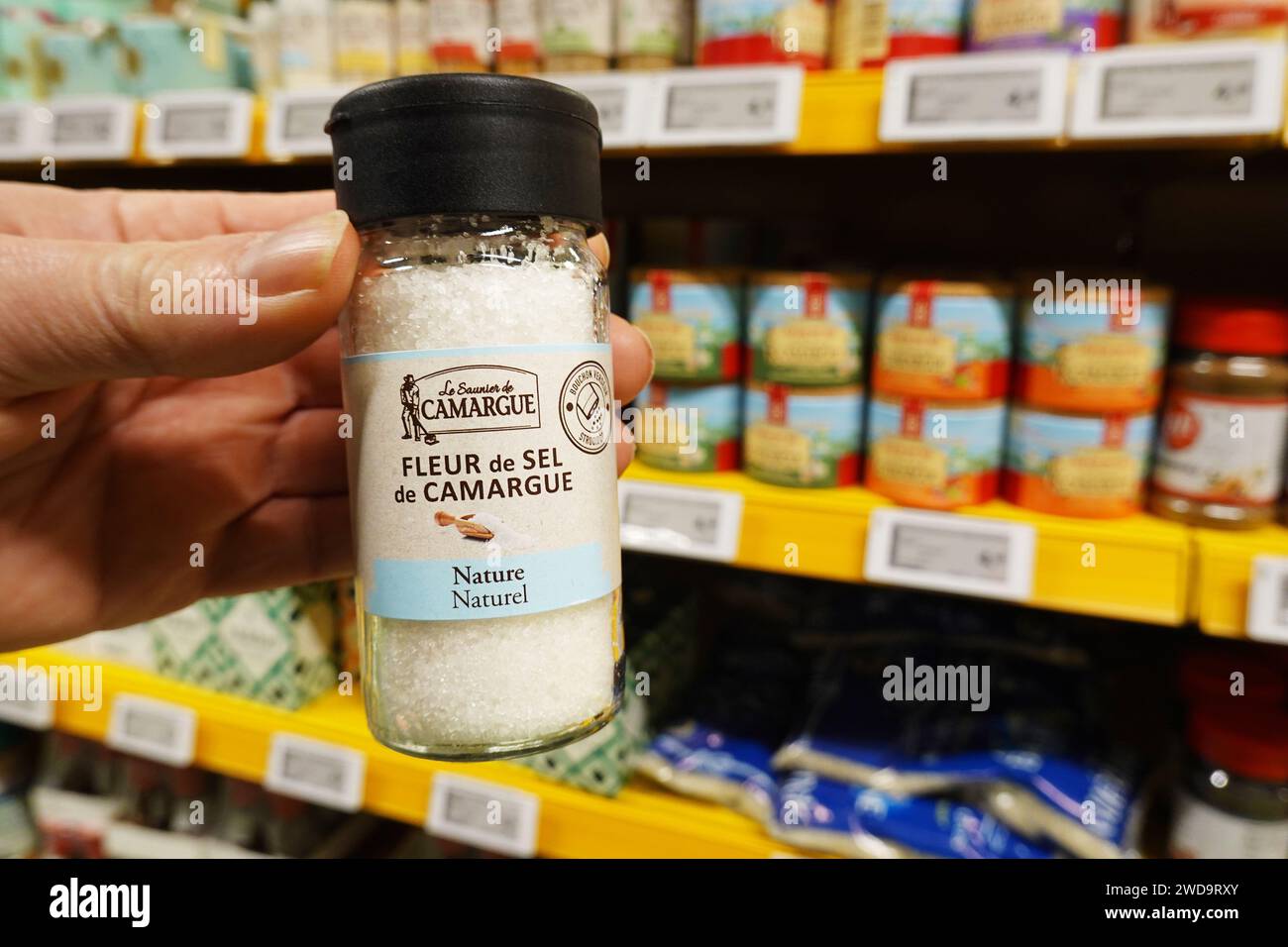 Glasgefäß Fleur de Sel, Mineralsalz in einem Supermarkt Stockfoto