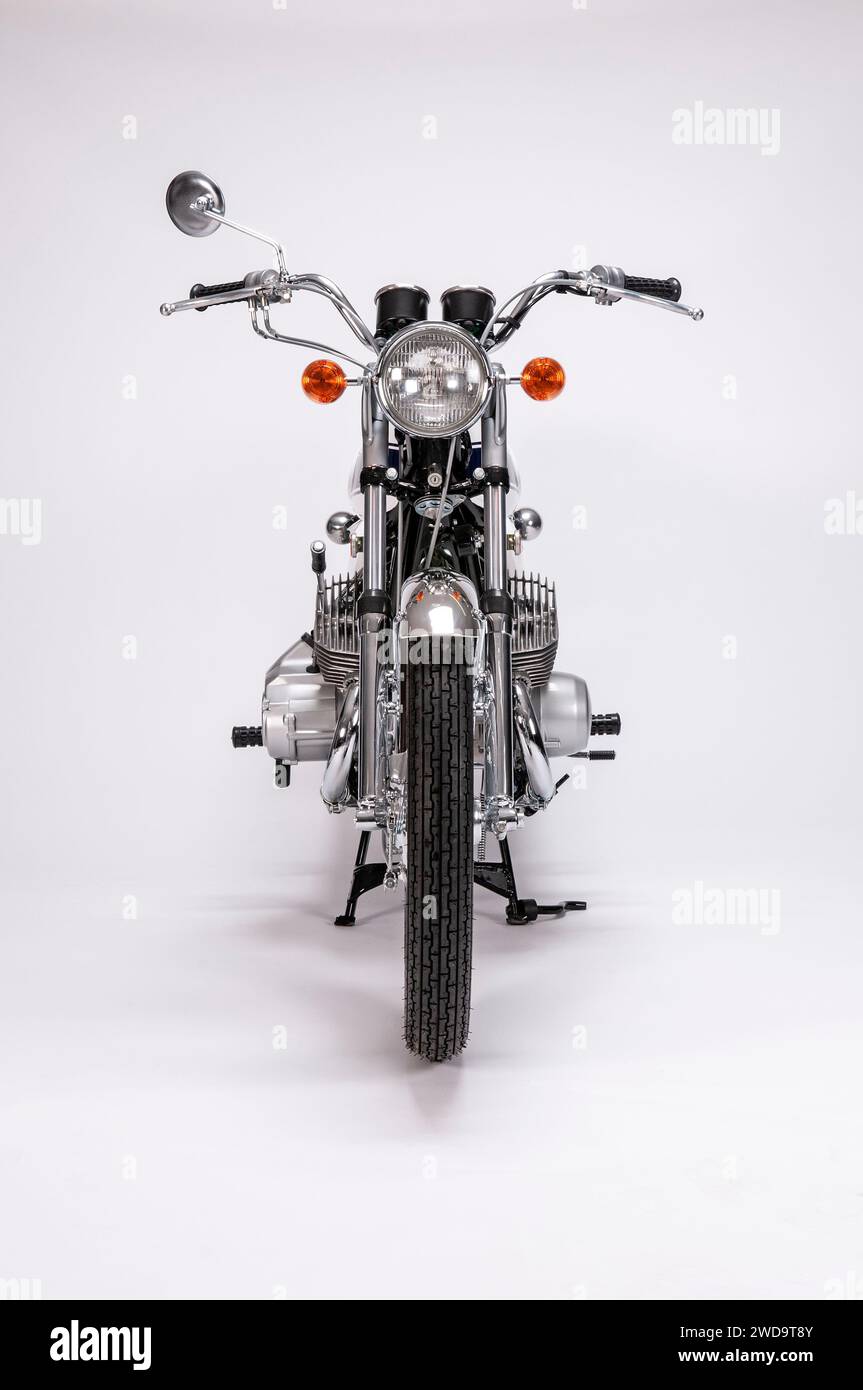 1969 Kawasaki 500 ccm Mach 3 Classic 3 Zylinder japanisches Motorrad. Vorderansicht. Studio-Bilder auf weißem Hintergrund. Stockfoto