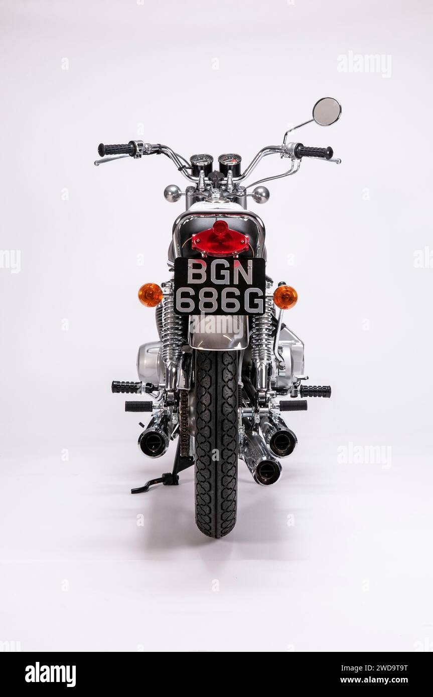 1969 Kawasaki 500 ccm Mach3 klassisches japanisches 3-Zylinder-Motorrad. Rückansicht der Auspuffrohre. Studio-Bild auf weißem Hintergrund. Stockfoto