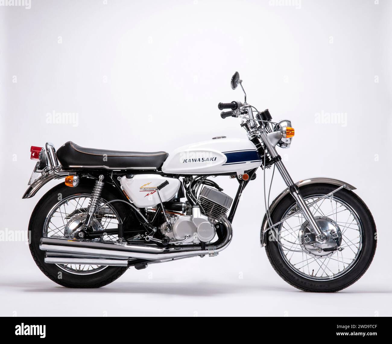 1969 Kawasaki 500 ccm Mach3 klassisches japanisches 3-Zylinder-Motorrad. Ansicht von rechts. Studio-Bild auf weißem Hintergrund. Stockfoto