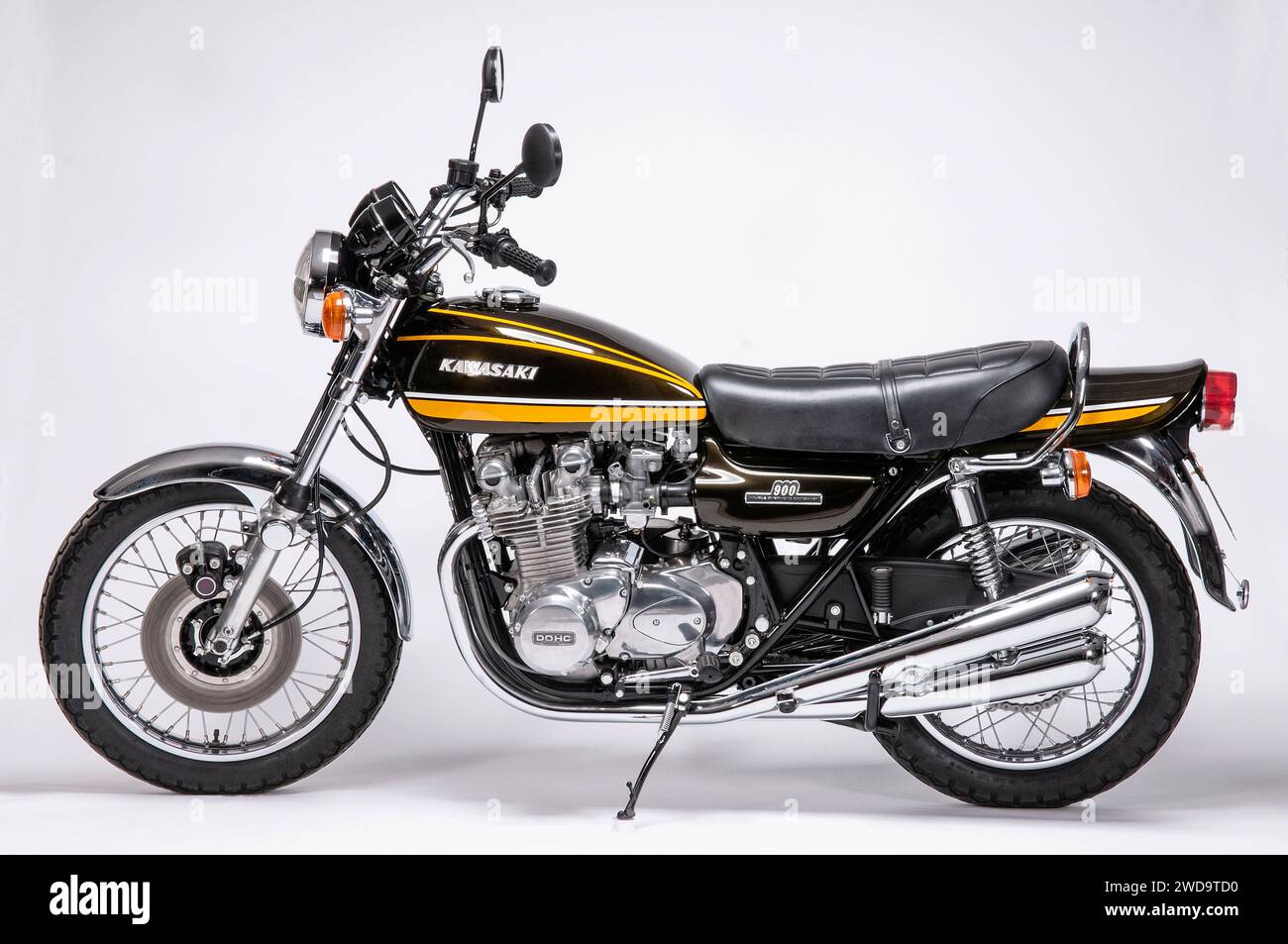 1974 Kawasaki Z1A 900 ccm klassisches japanisches Motorrad. Ansicht von links. Studio-Bild auf weißem Hintergrund. Stockfoto